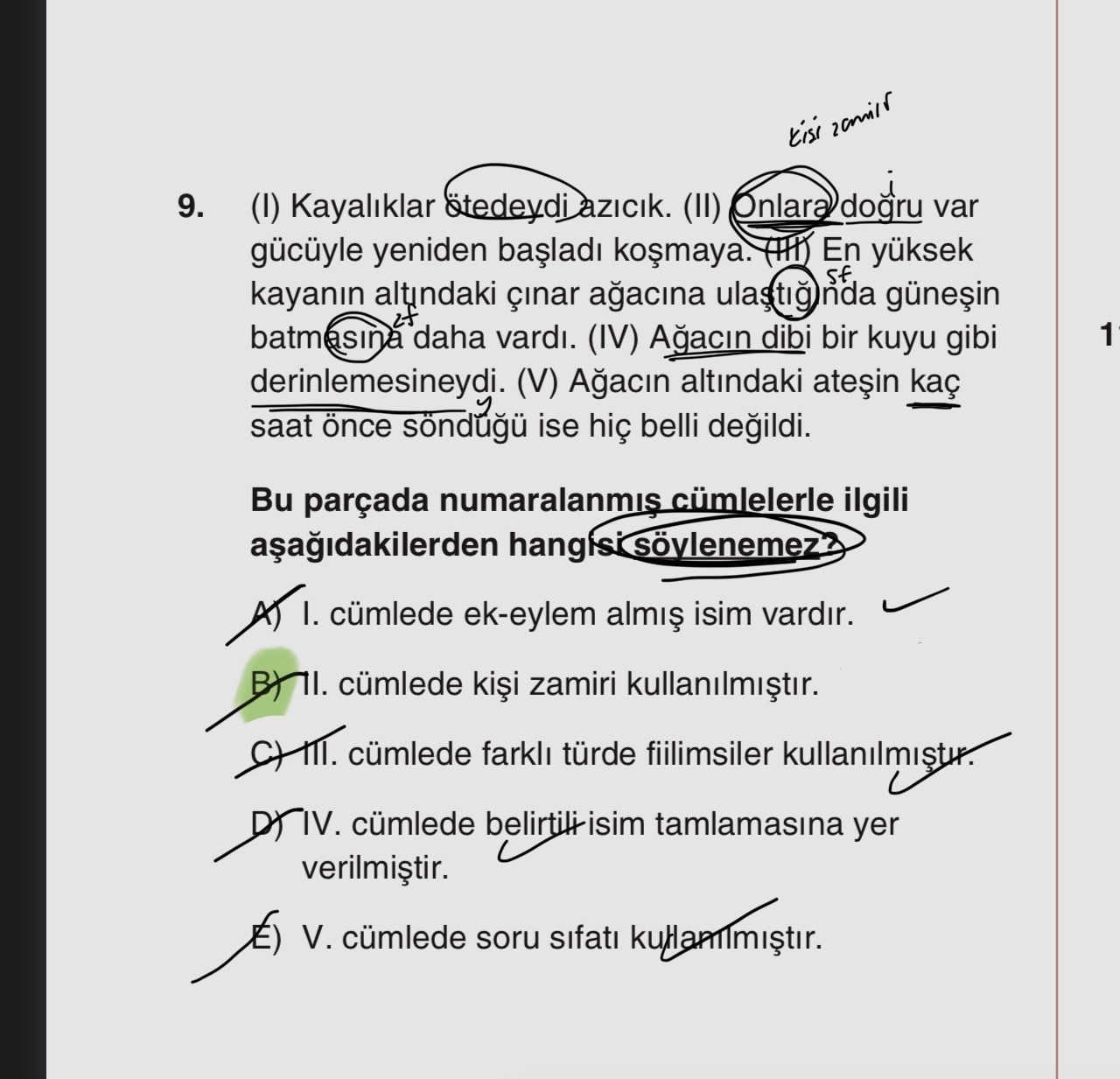 (I) Kayalıklar ötedeydi azıcık. (II) Onlara doğru var gücüyle yeniden başladı koşmaya. (III) En