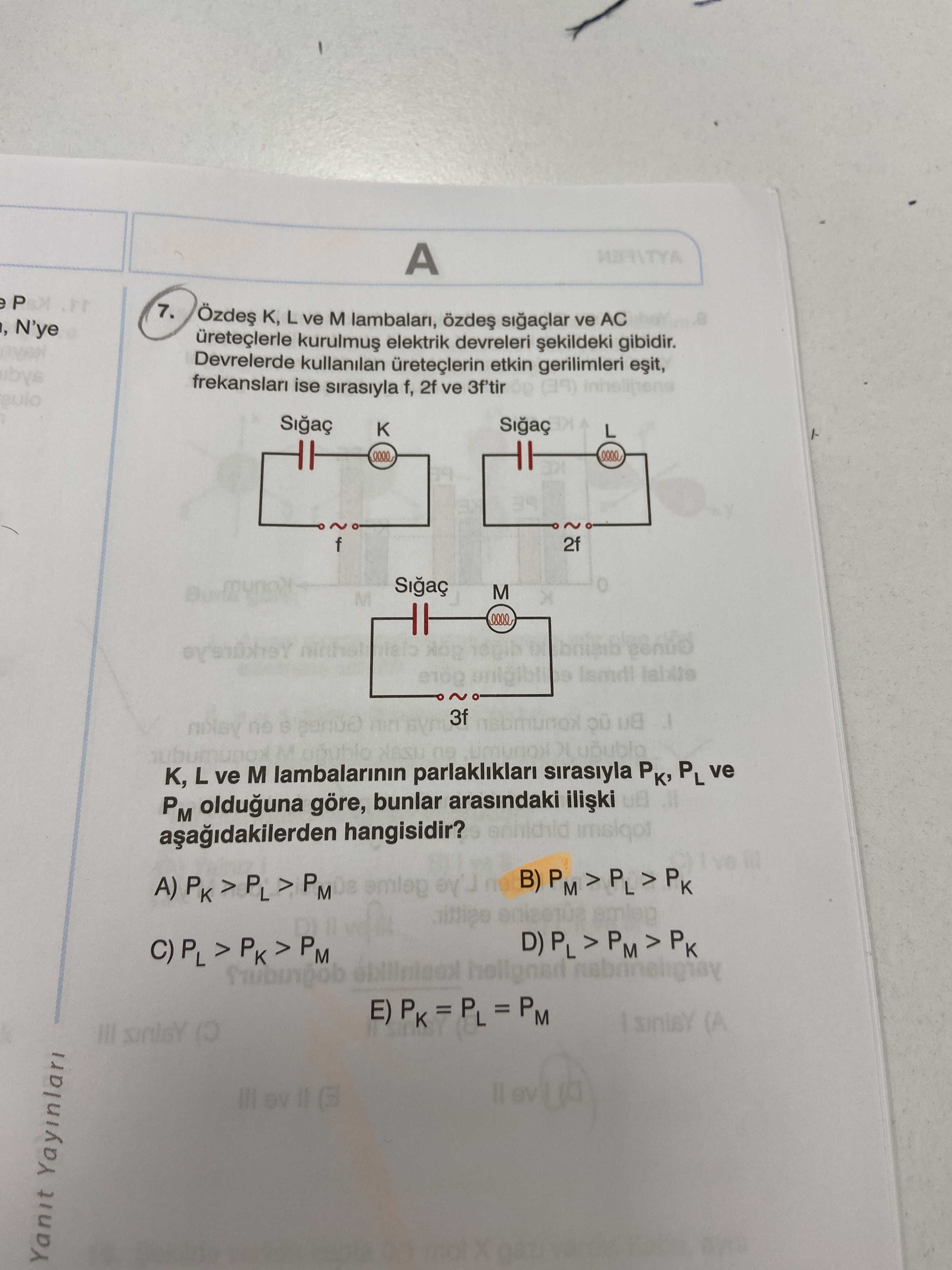 Özdeş K, L ve M lambaları, özdeş sığaçlar ve AC üreteçlerle kurulmuş elektrik devreleri şekildeki