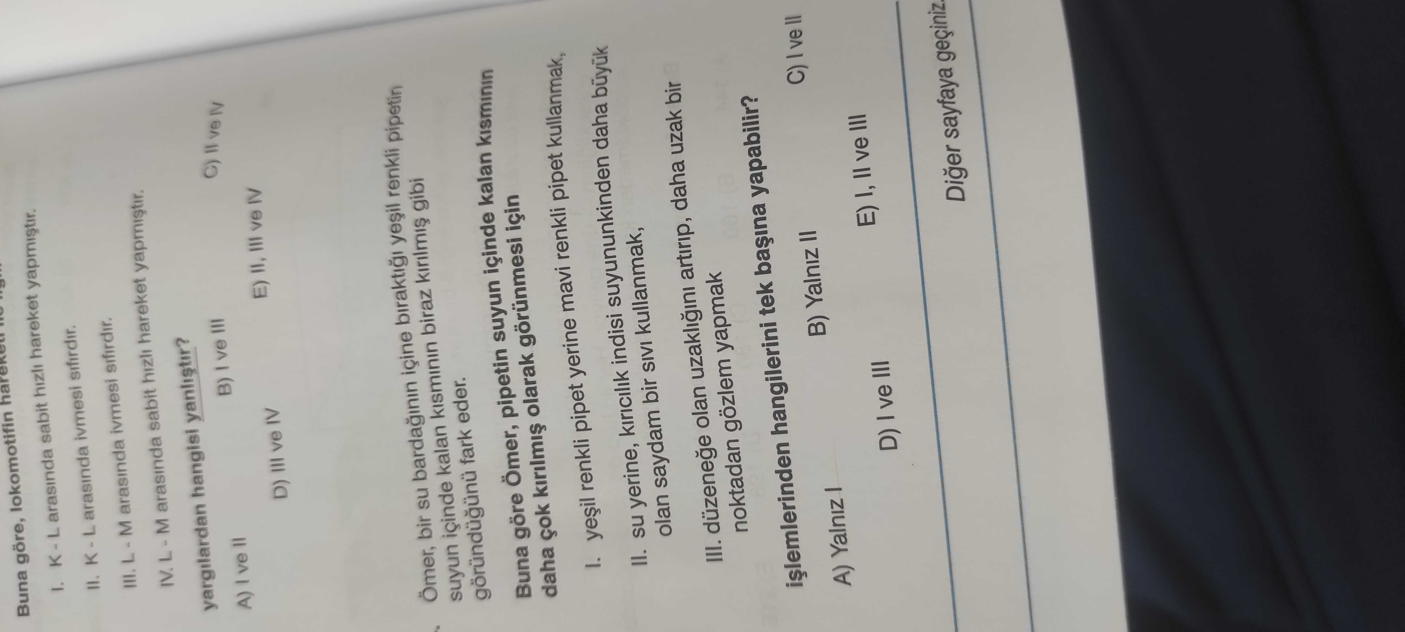 Ömer, bir su bardağının içine bıraktığı yeşil renkli pipetin suyun içinde kalan kısmının biraz
