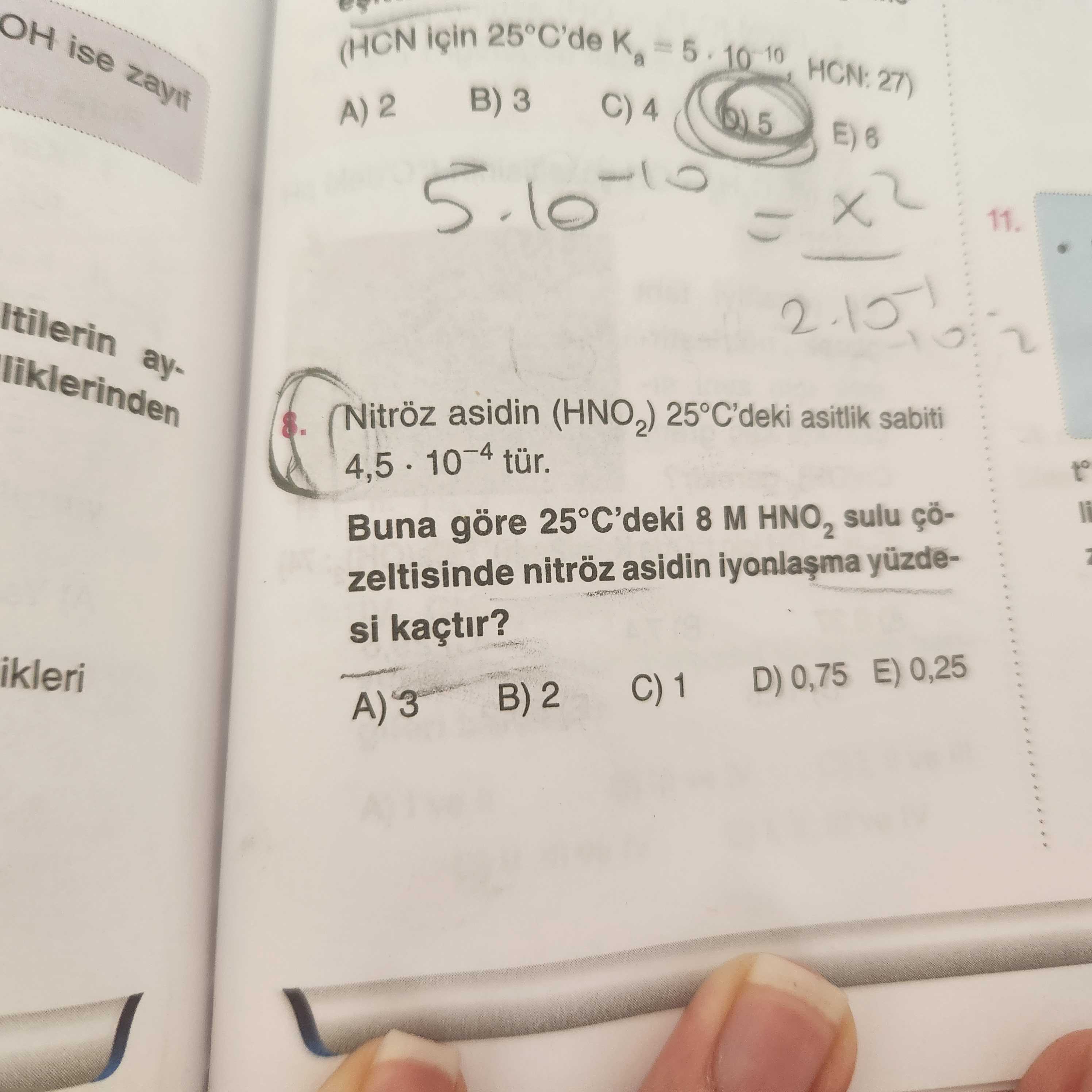 Nitröz asidin (HNO₂) 25°C'deki asitlik sabiti 4,5 · 10⁻⁴ tür. Buna göre 25°C'deki 8 M HNO₂ sulu