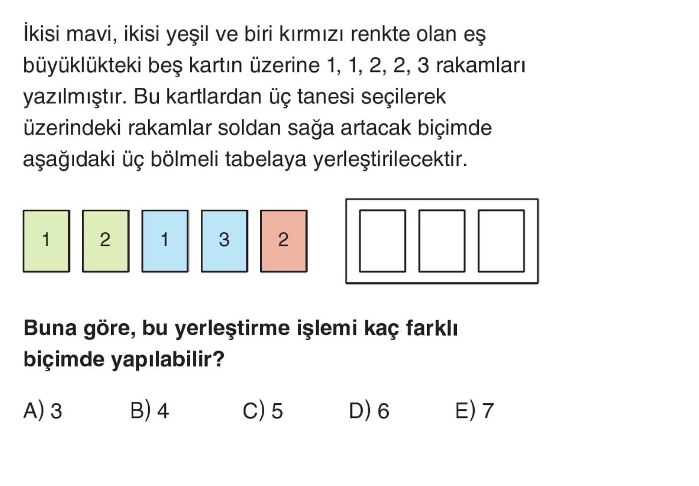 İkisi mavi, ikisi yeşil ve biri kırmızı renkte olan eş büyüklükteki beş kartın üzerine 1, 1, 2, 2, 3