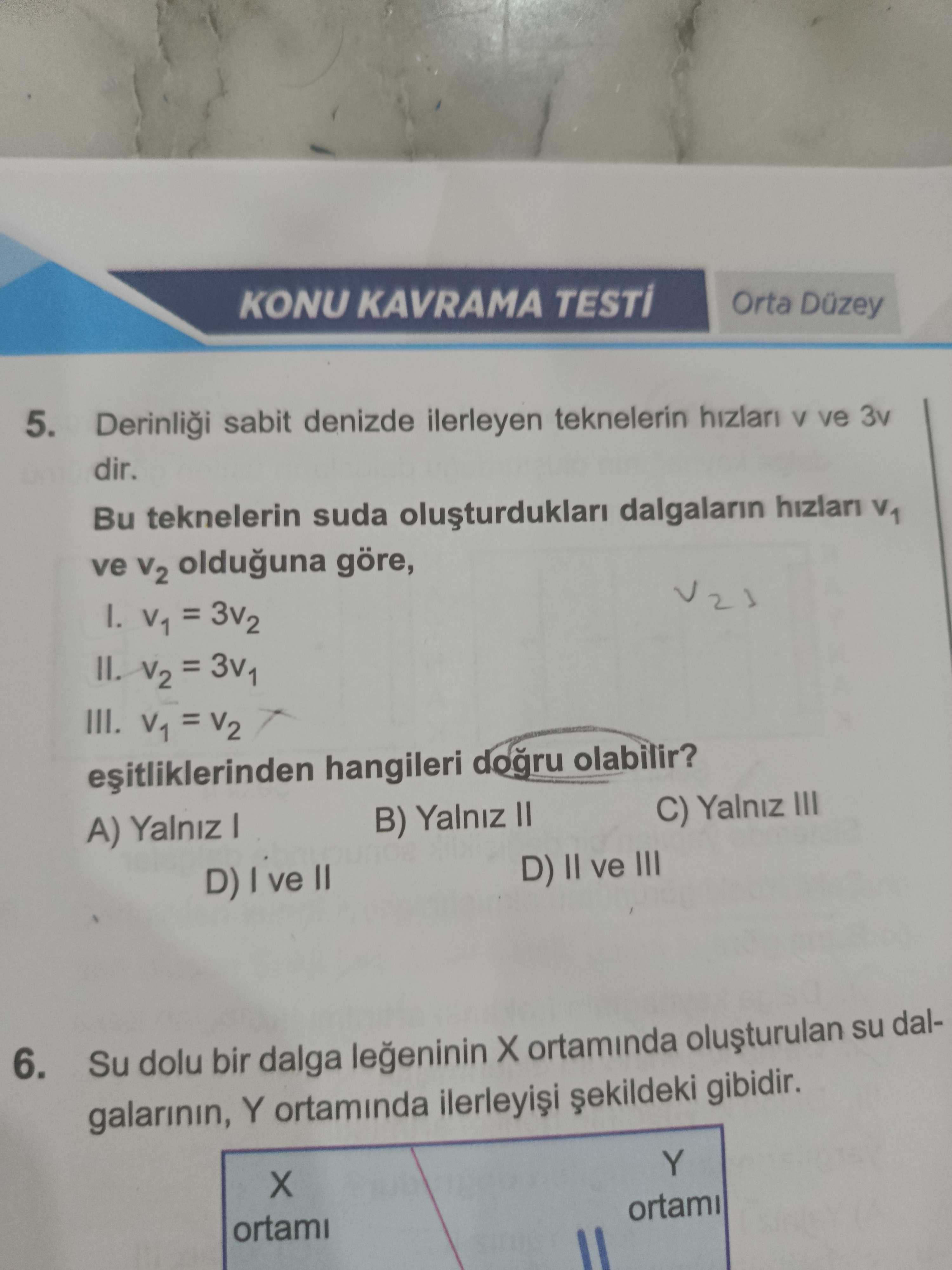 Derinliği sabit denizde ilerleyen teknelerin hızları v ve 3v dir. Bu teknelerin suda oluşturdukları