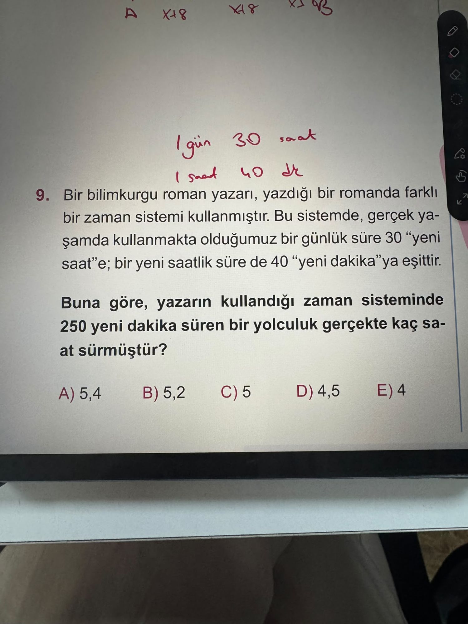 Bir bilimkurgu roman yazarı, yazdığı bir romanda farklı bir zaman sistemi kullanmıştır. Bu sistemde