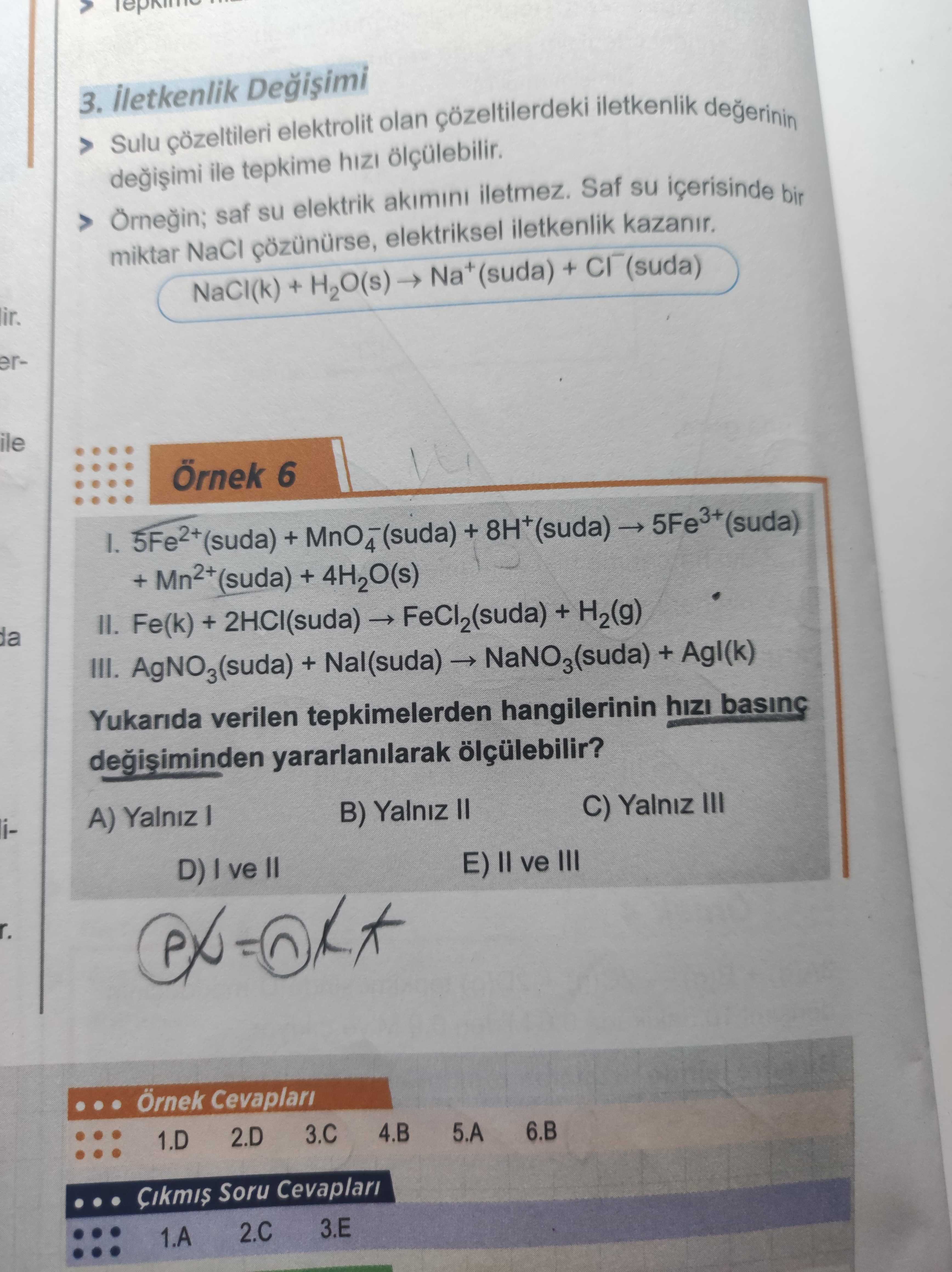 I. 5Fe²⁺(suda) + MnO₄⁻(suda) + 8H⁺(suda) → 5Fe³⁺(suda) + Mn²⁺(suda) + 4H₂O(s) II. Fe(k) + 2HCl(suda)