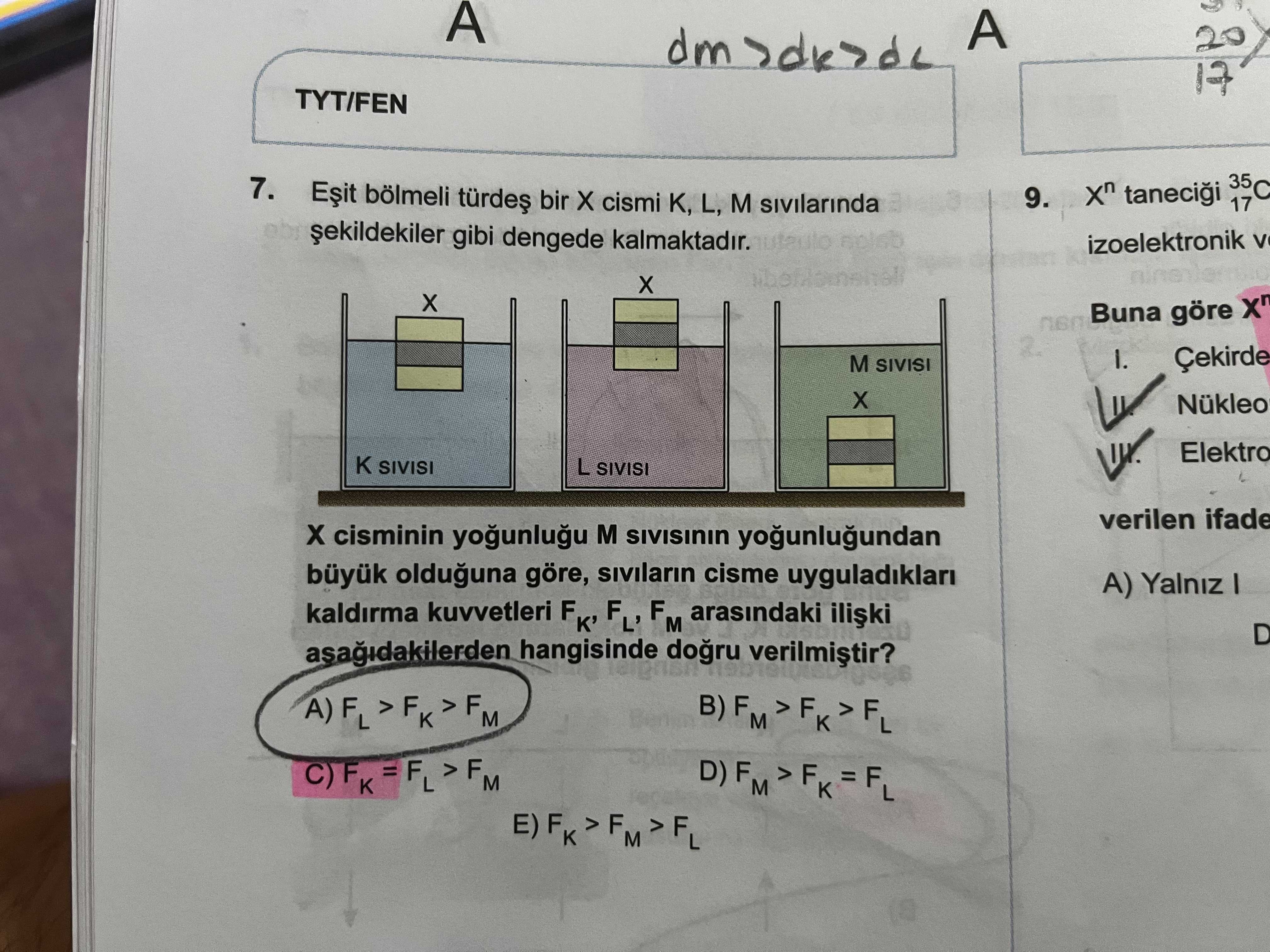 Eşit bölmeli türdeş bir X cismi K, L, M sıvılarında şekildekiler gibi dengede kalmaktadır. X