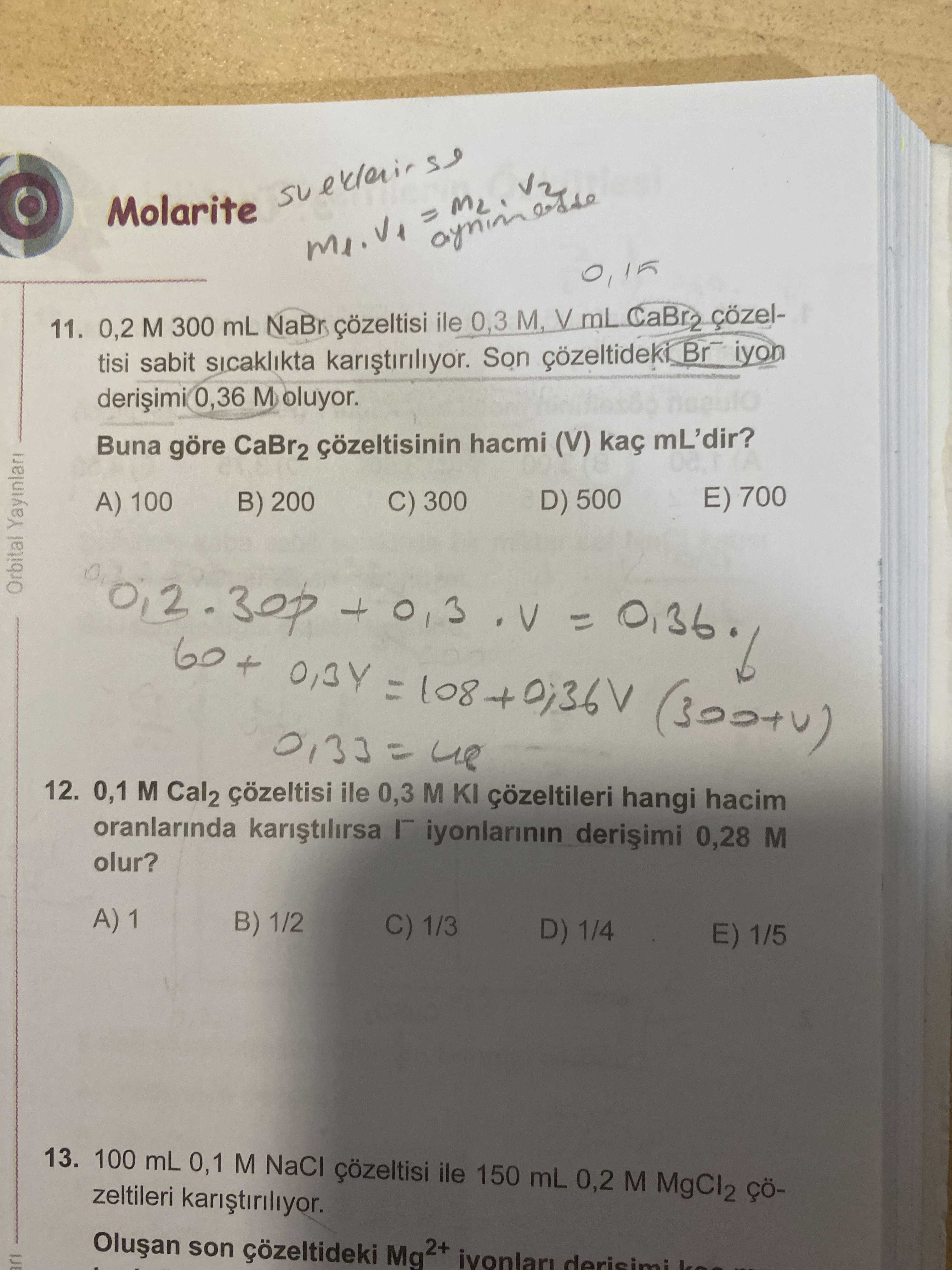 0,2 M 300 mL NaBr çözeltisi ile 0,3 M, V mL CaBr₂ çözeltisi sabit sıcaklıkta karıştırılıyor. Son