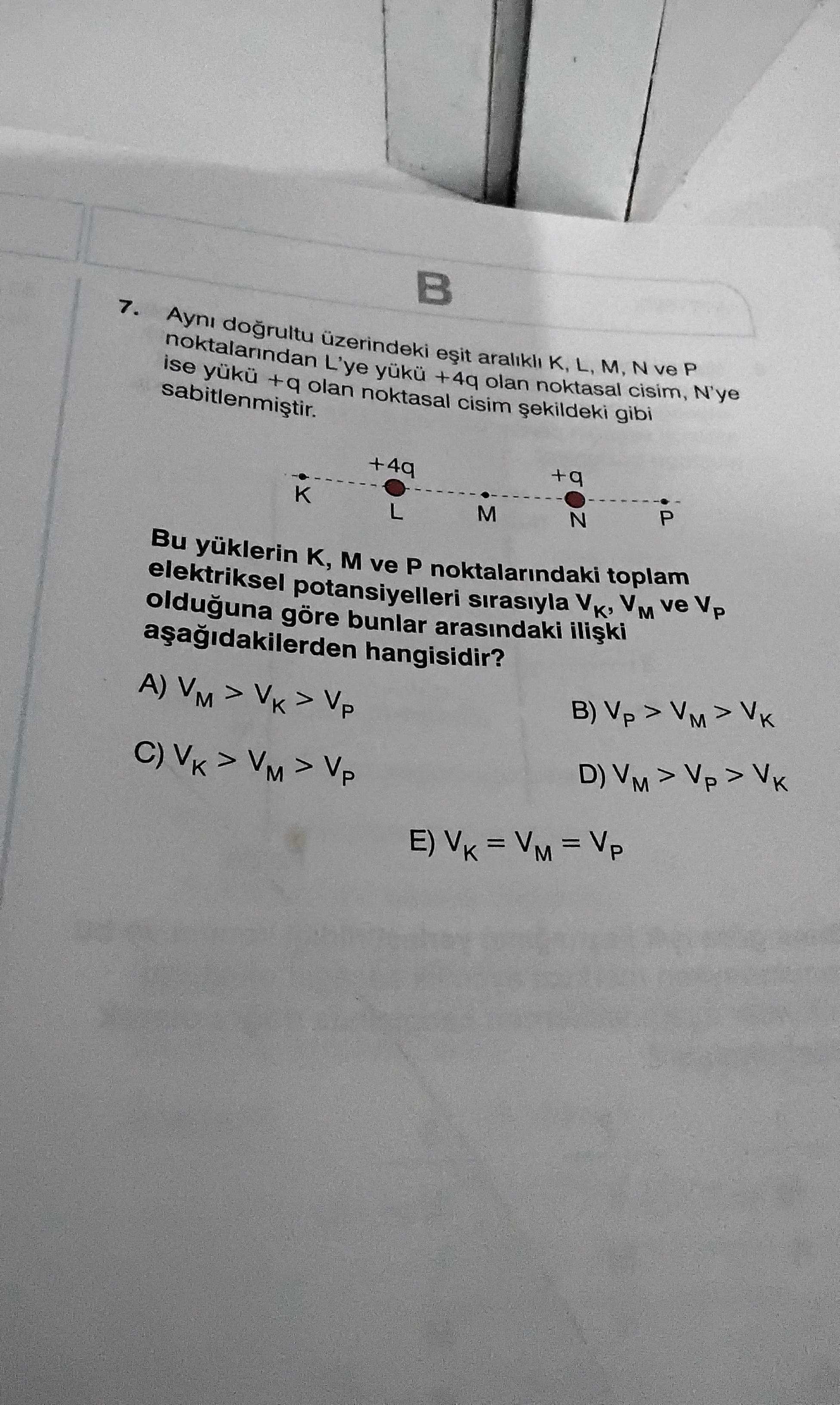 Aynı doğrultu üzerindeki eşit aralıklı K, L, M, N ve P noktalarından L'ye yükü +4q olan noktasal