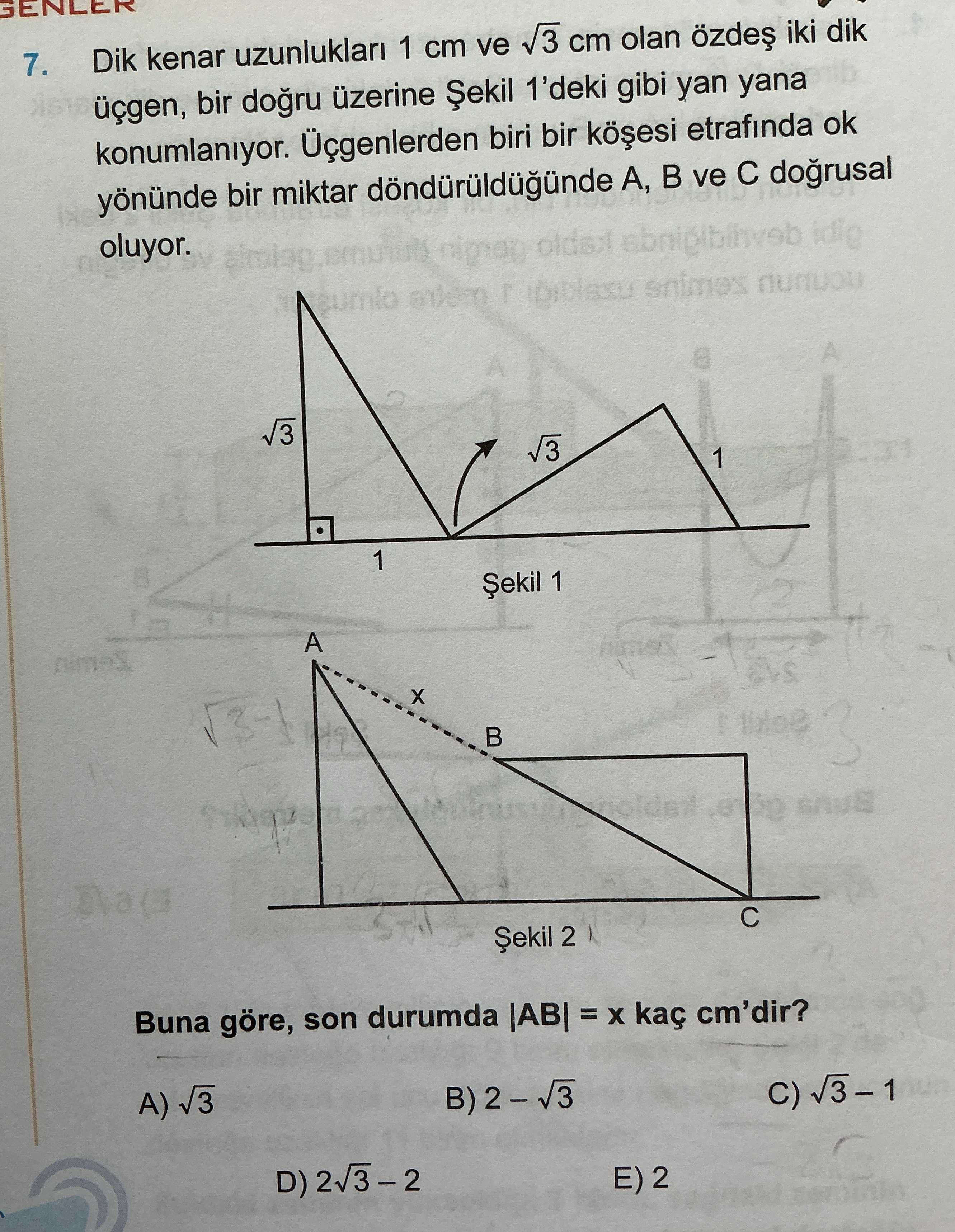 Dik kenar uzunlukları 1 cm ve √3 cm olan özdeş iki dik üçgen, bir doğru üzerine Şekil 1'deki gibi