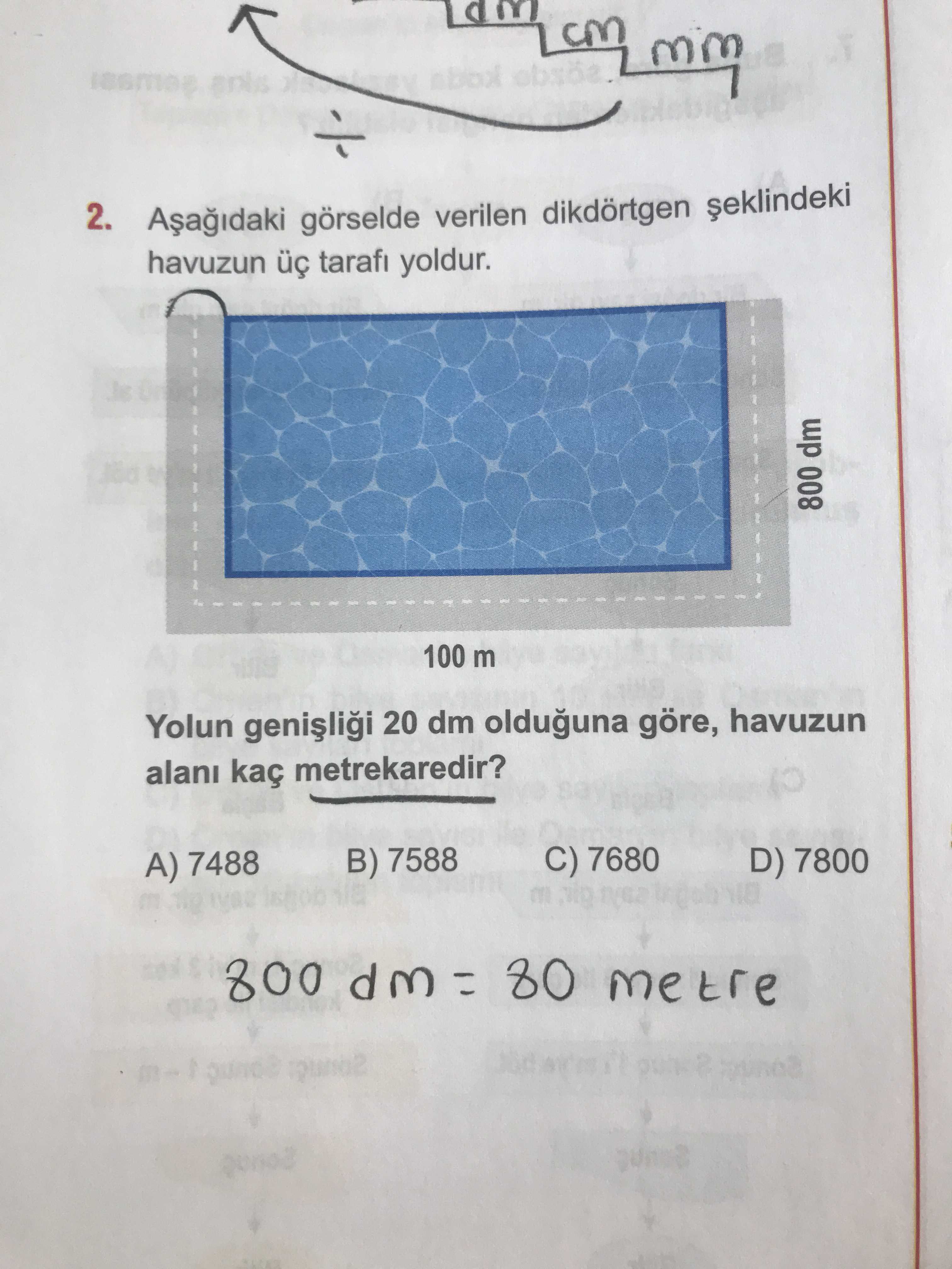 Aşağıdaki görselde verilen dikdörtgen şeklindeki havuzun üç tarafı yoldur. Yolun genişliği 20 dm