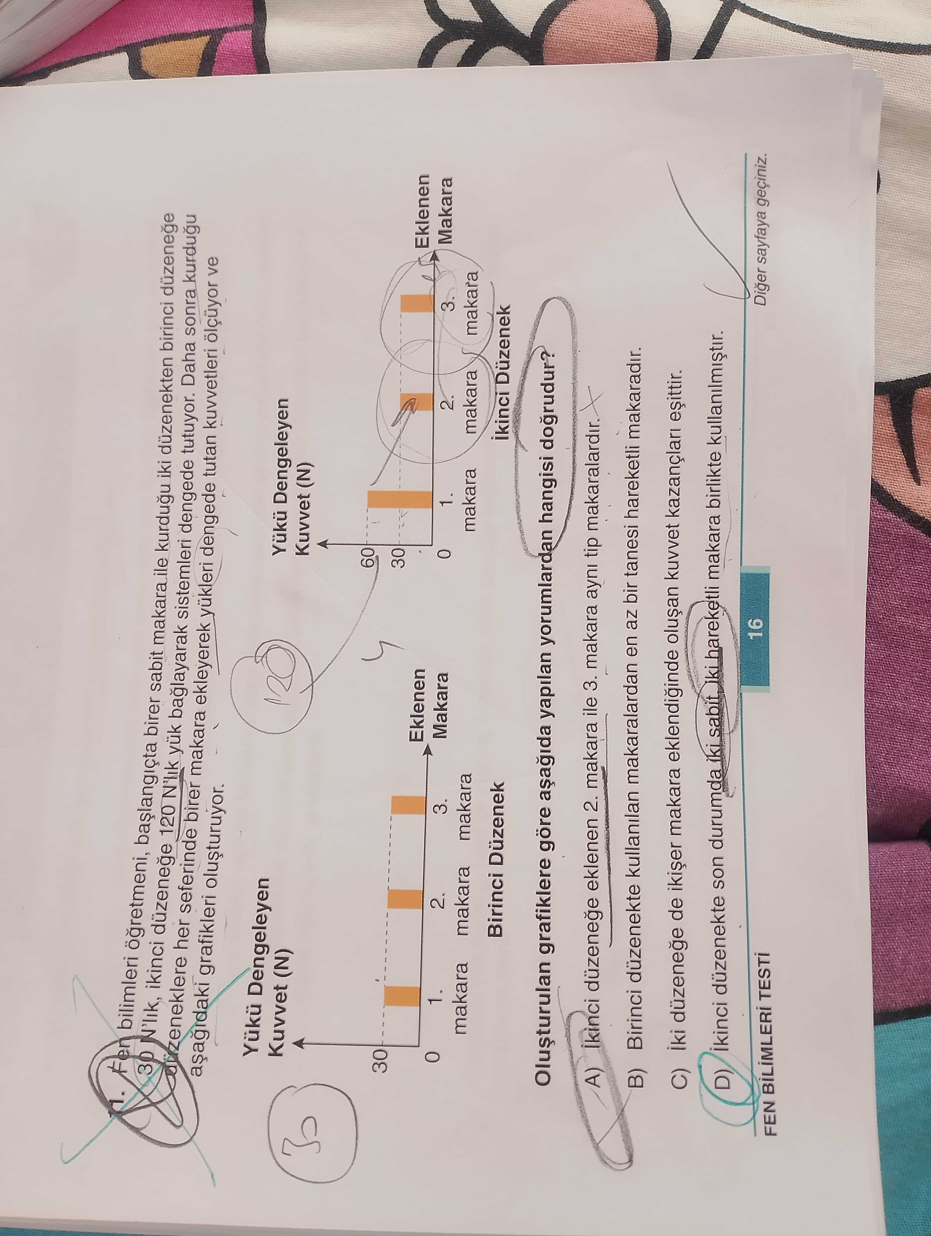 Fen bilimleri öğretmeni, başlangıçta birer sabit makara ile kurduğu iki düzenekten birinci düzeneğe