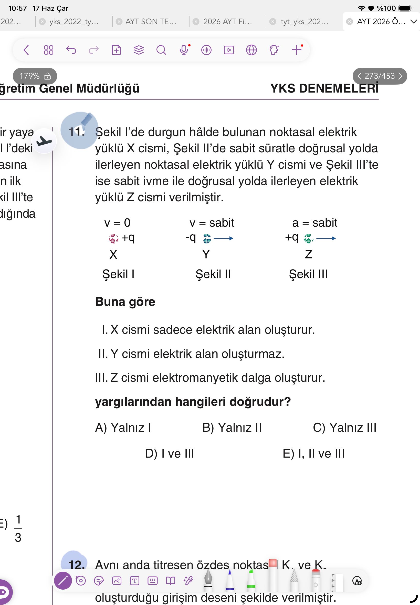 Şekil I'de durgun hâlde bulunan noktasal elektrik yüklü X cismi, Şekil II'de sabit süratle doğrusal