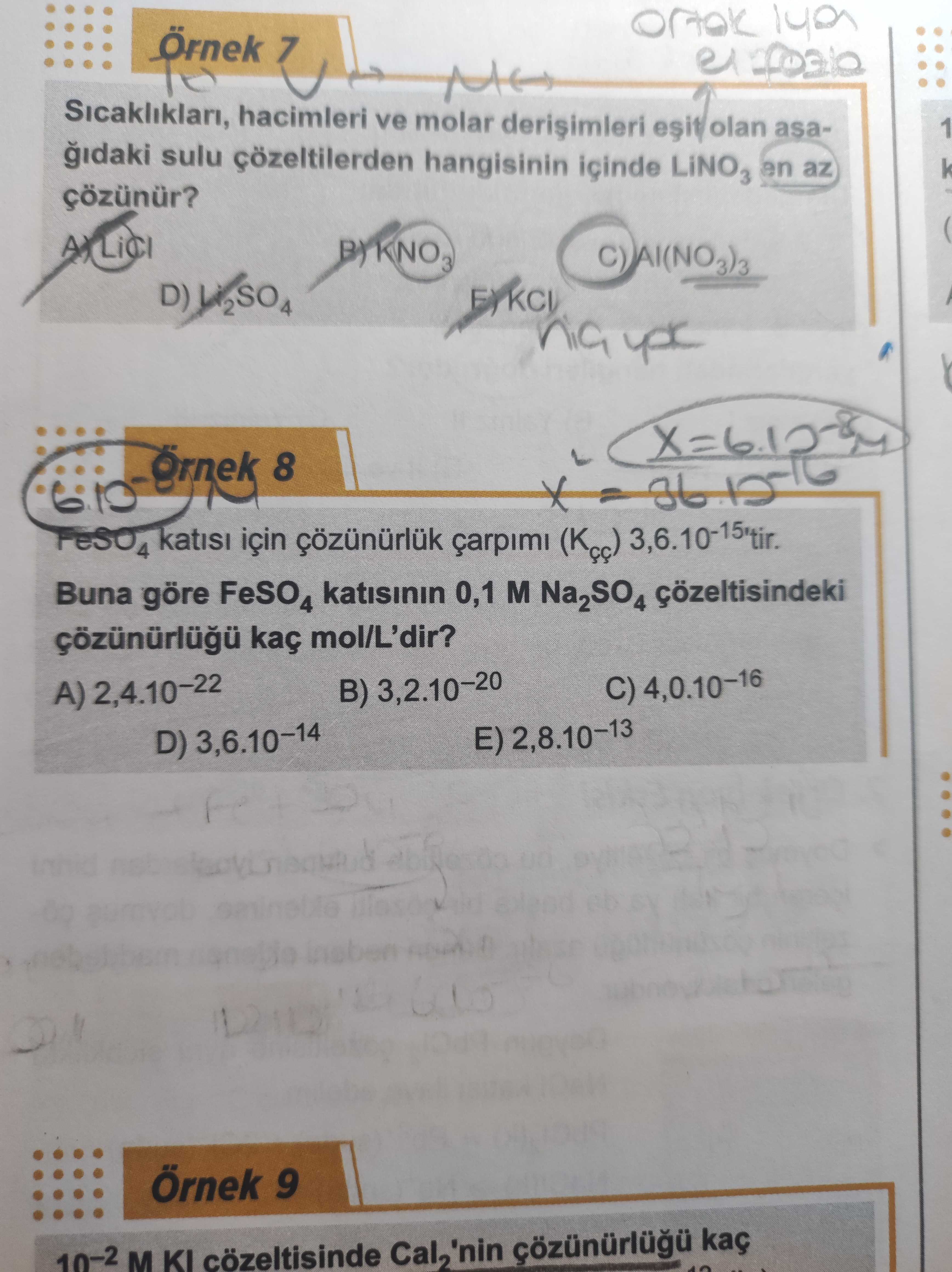 FeSO₄ katısı için çözünürlük çarpımı (Kçç) 3,6.10⁻¹⁵'tir. Buna göre FeSO₄ katısının 0,1 M Na₂SO₄