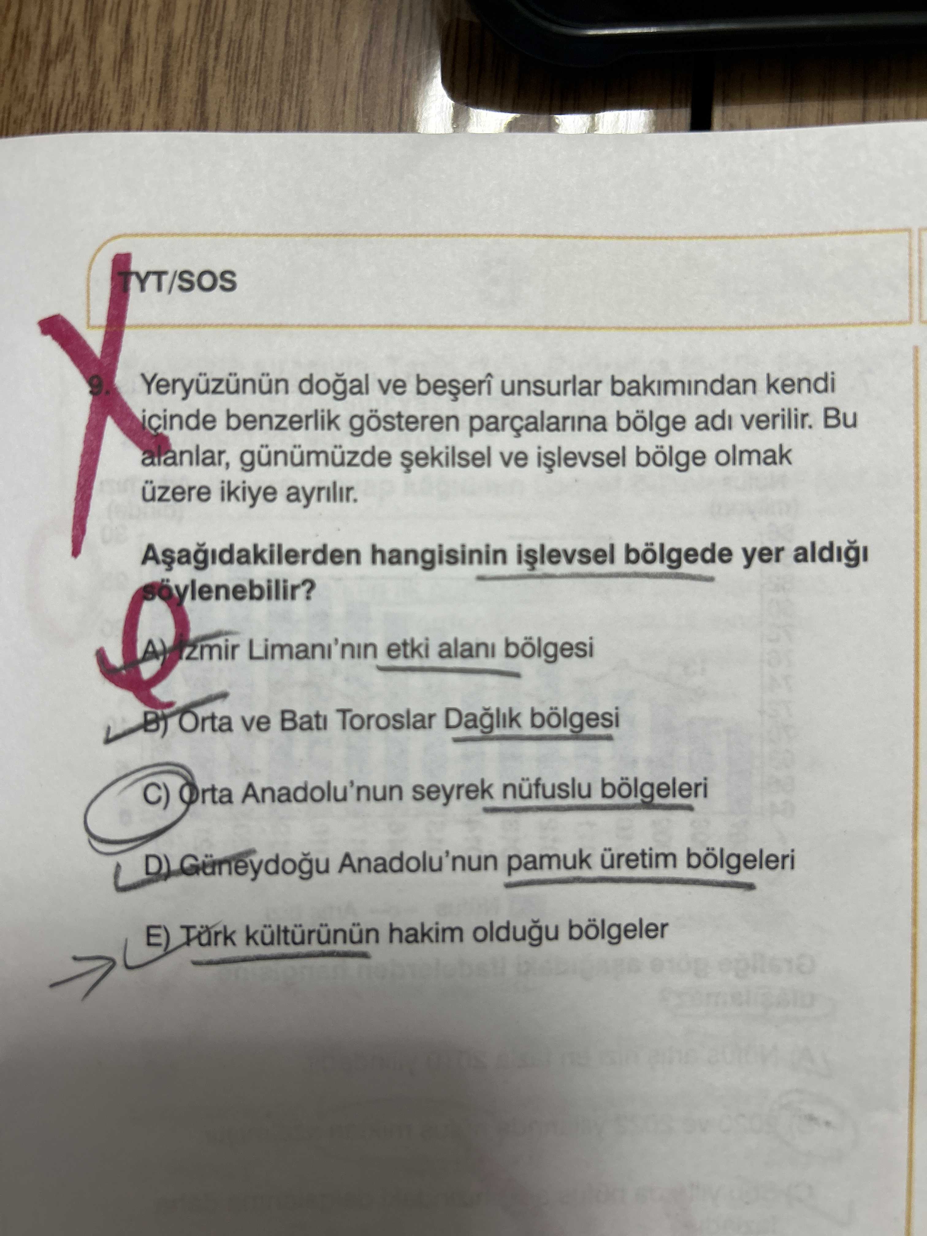 Yeryüzünün doğal ve beşerî unsurlar bakımından kendi içinde benzerlik gösteren parçalarına bölge adı