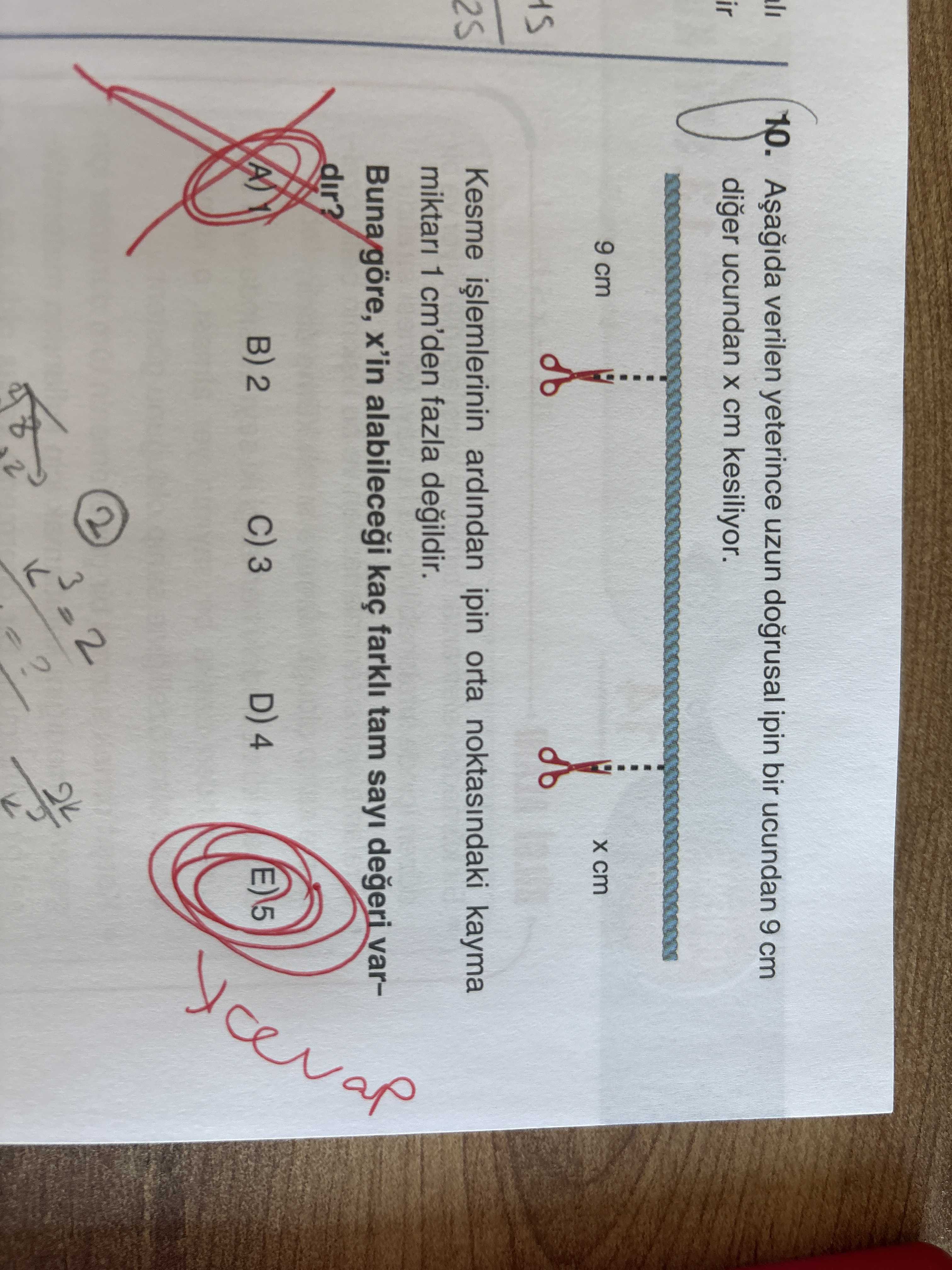 Aşağıda verilen yeterince uzun doğrusal ipin bir ucundan 9 cm diğer ucundan x cm kesiliyor. Kesme
