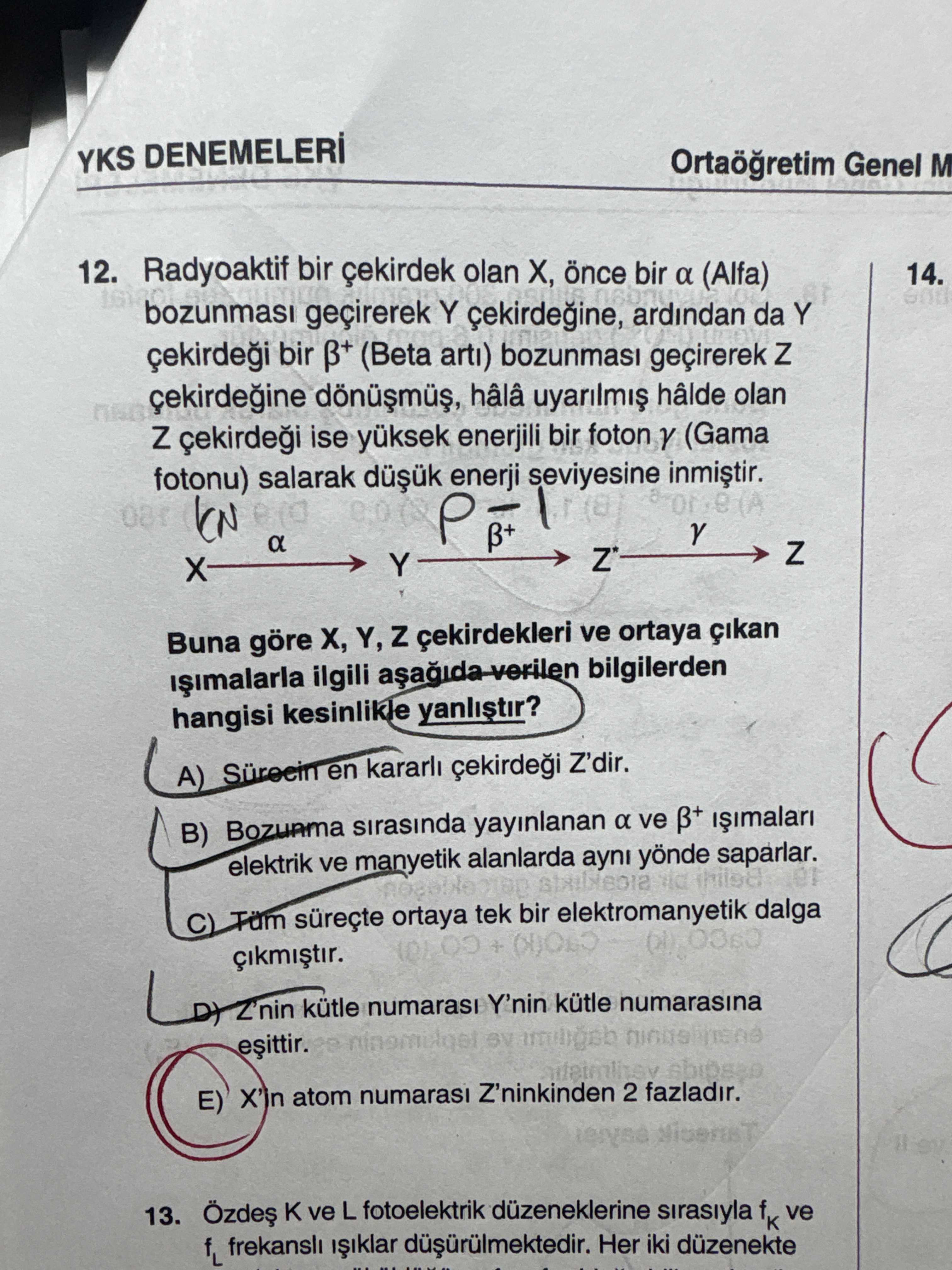 Radyoaktif bir çekirdek olan X, önce bir α (Alfa) bozunması geçirerek Y çekirdeğine, ardından da Y