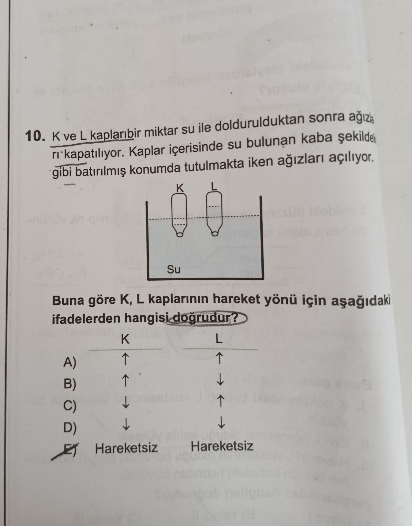 K ve L kaplarıbir miktar su ile doldurulduktan sonra ağızları kapatılıyor. Kaplar içerisinde su