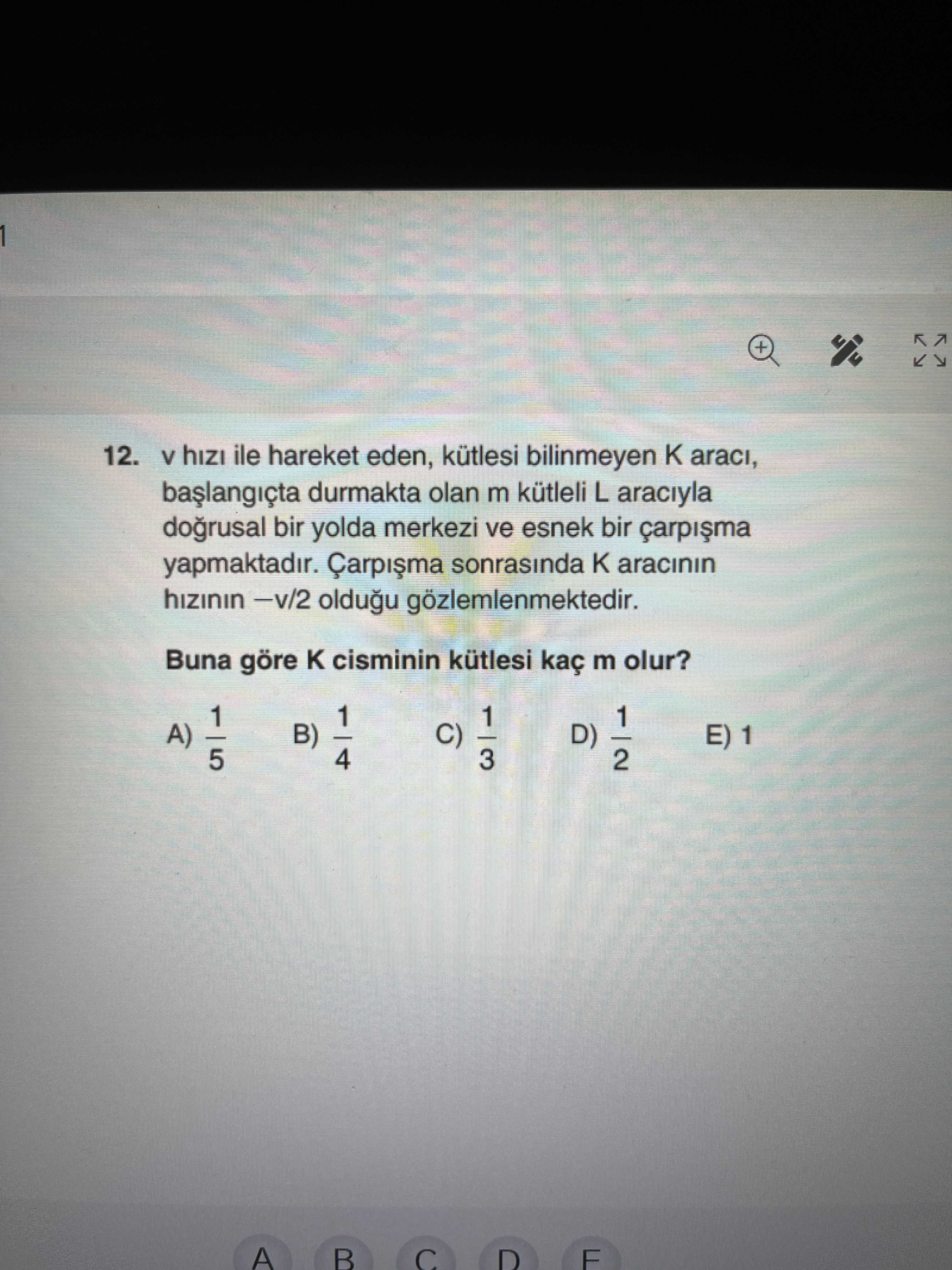 v hızı ile hareket eden, kütlesi bilinmeyen K aracı, başlangıçta durmakta olan m kütleli L aracıyla