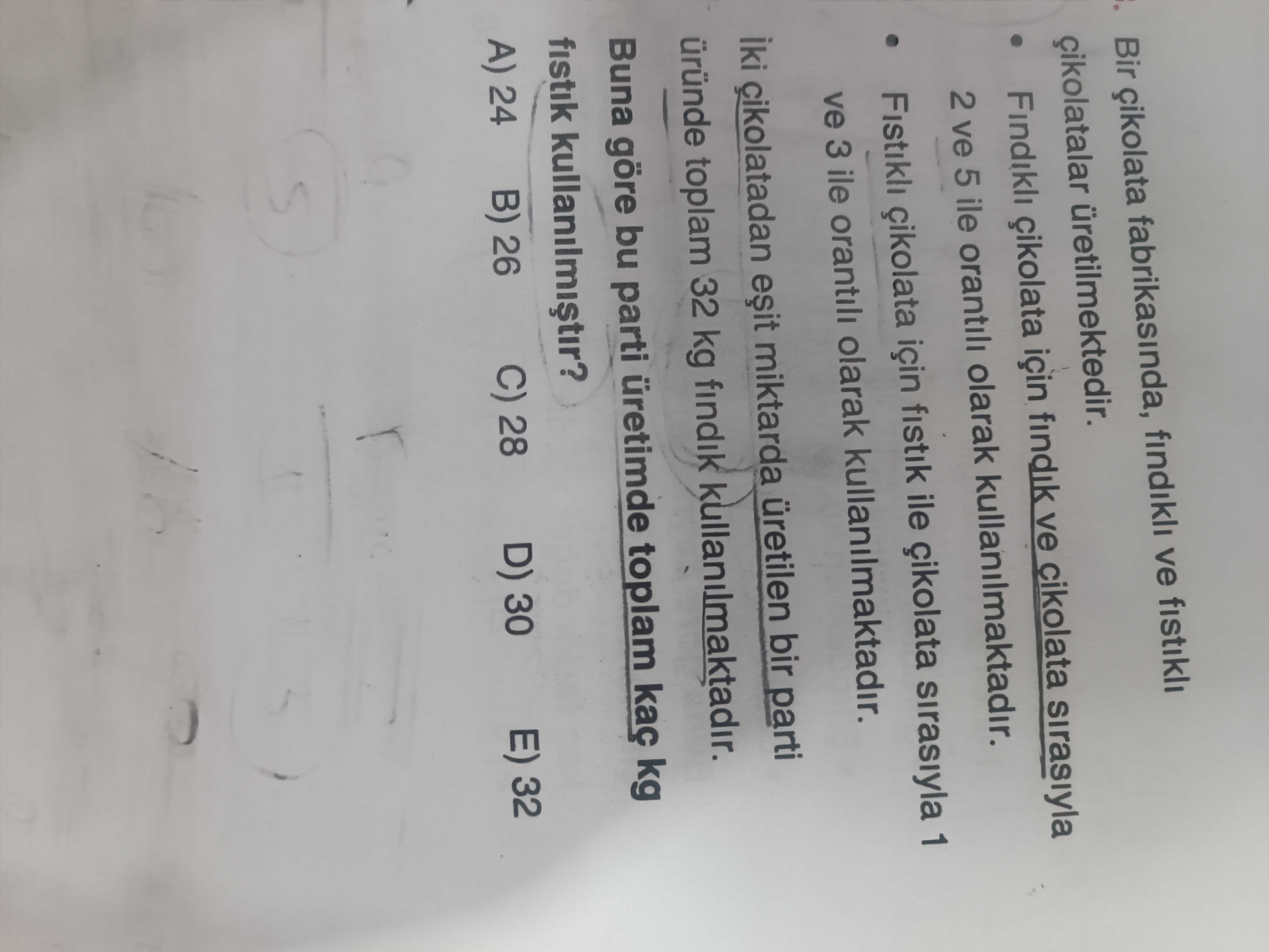 Bir çikolata fabrikasında, fındıklı ve fıstıklı çikolatalar üretilmektedir. - Fındıklı çikolata için