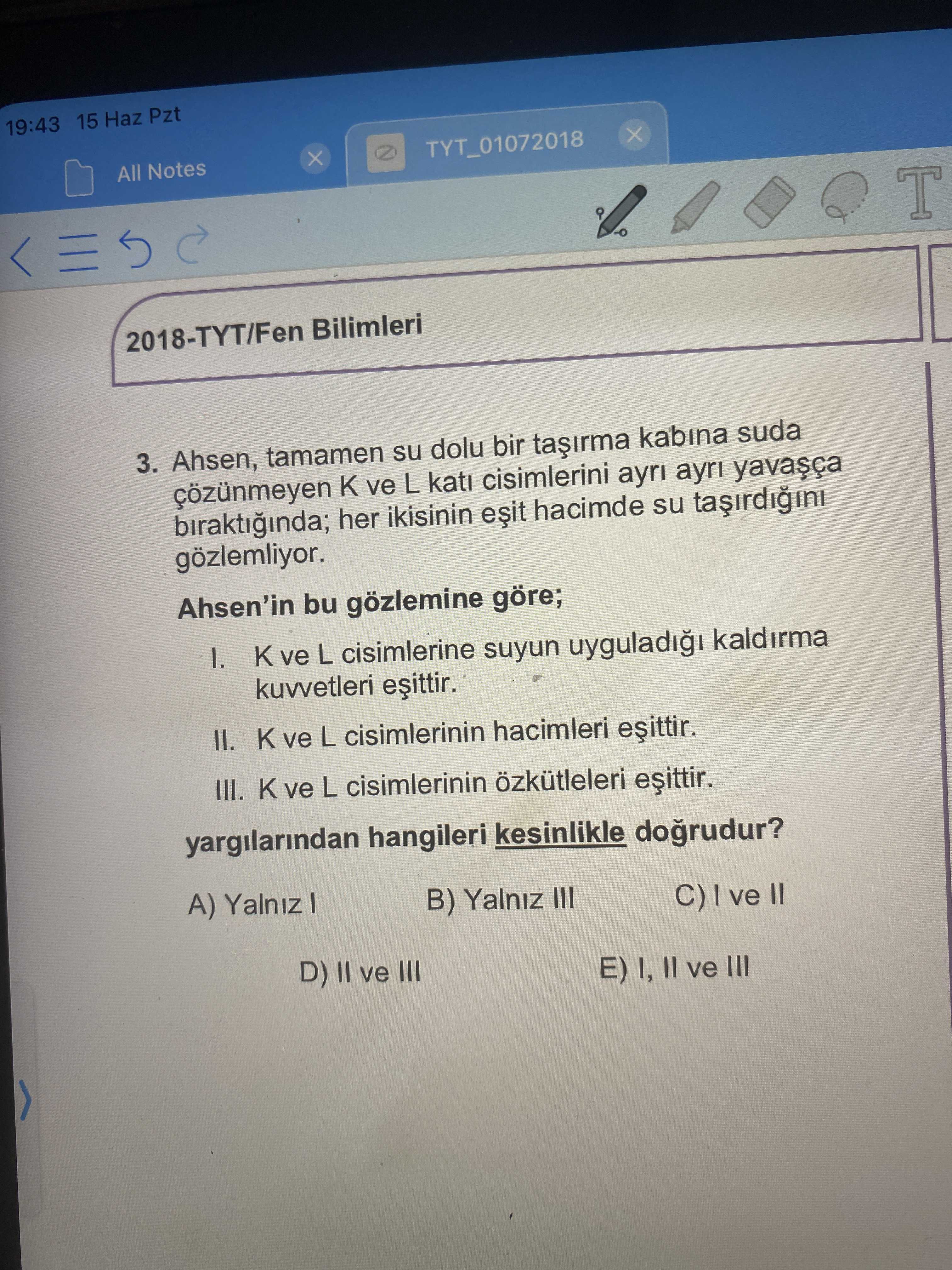 Ahsen, tamamen su dolu bir taşırma kabına suda çözünmeyen K ve L katı cisimlerini ayrı ayrı yavaşça
