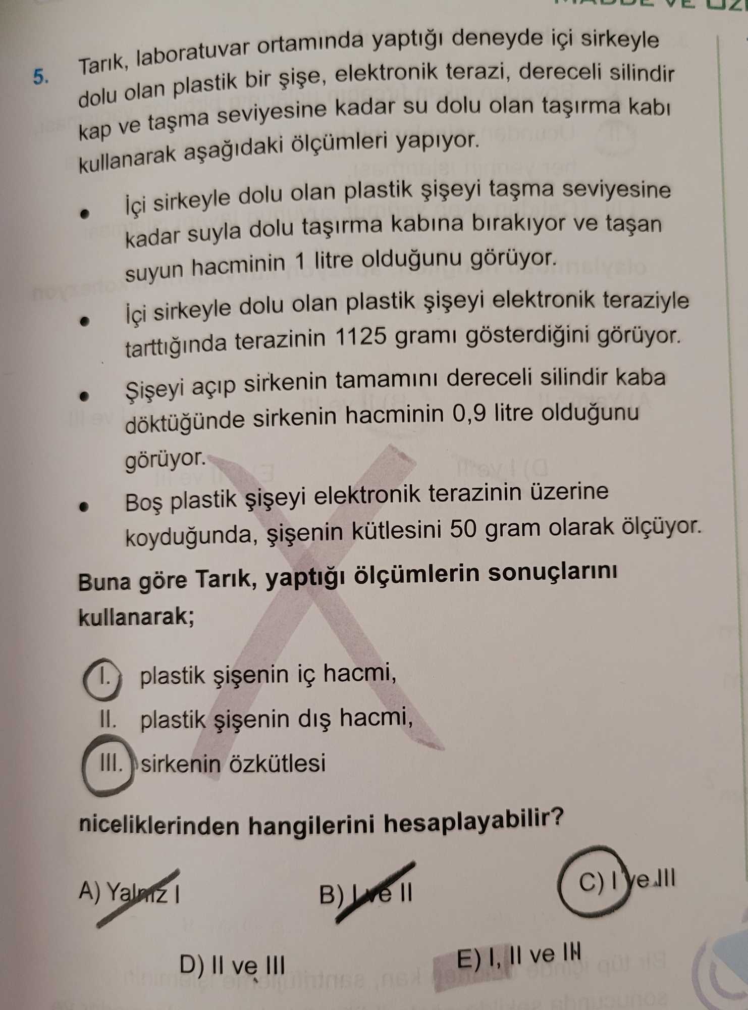 Tarık, laboratuvar ortamında yaptığı deneyde içi sirkeyle dolu olan plastik bir şişe, elektronik