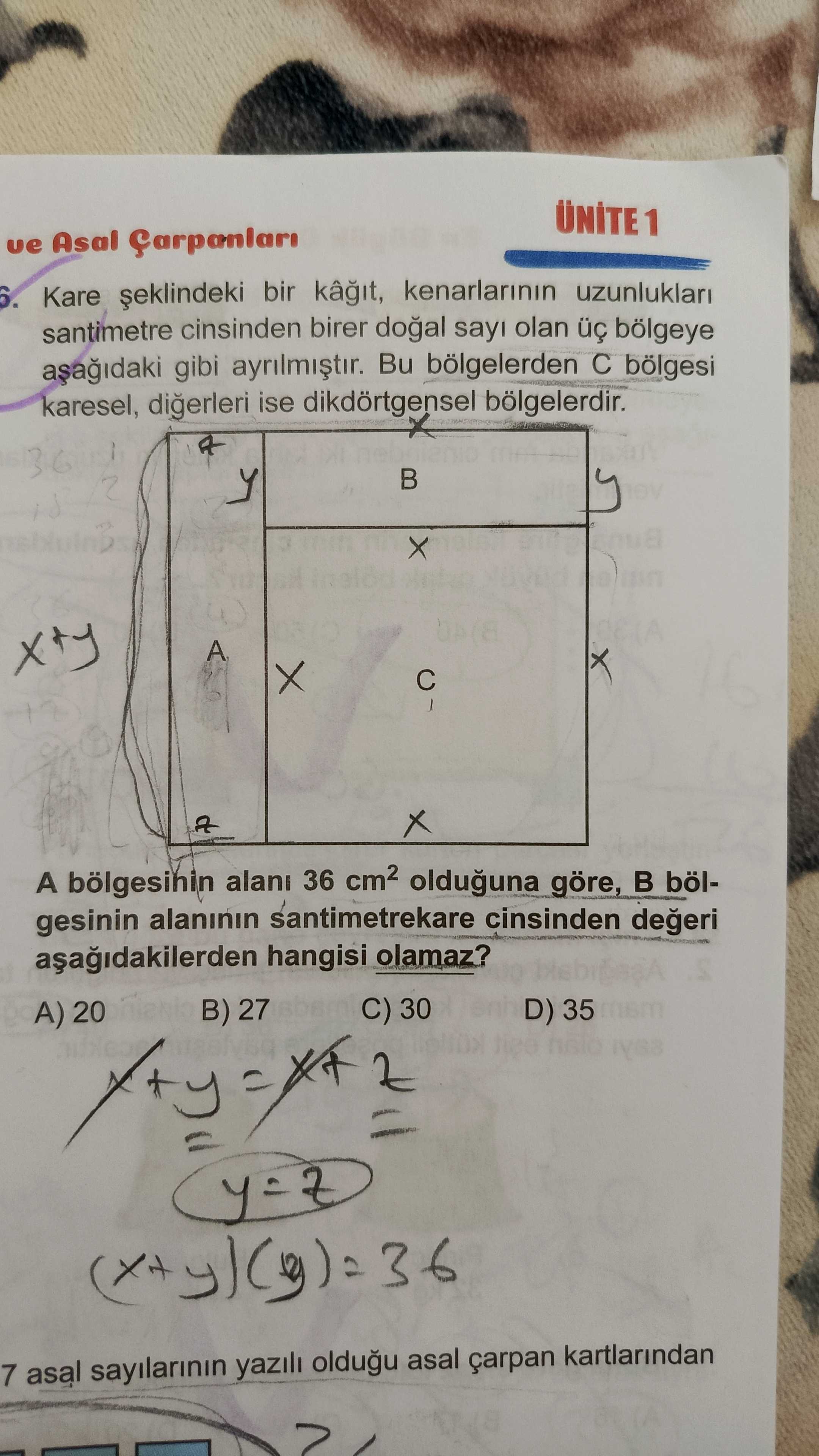 Kare şeklindeki bir kâğıt, kenarlarının uzunlukları santimetre cinsinden birer doğal sayı olan üç