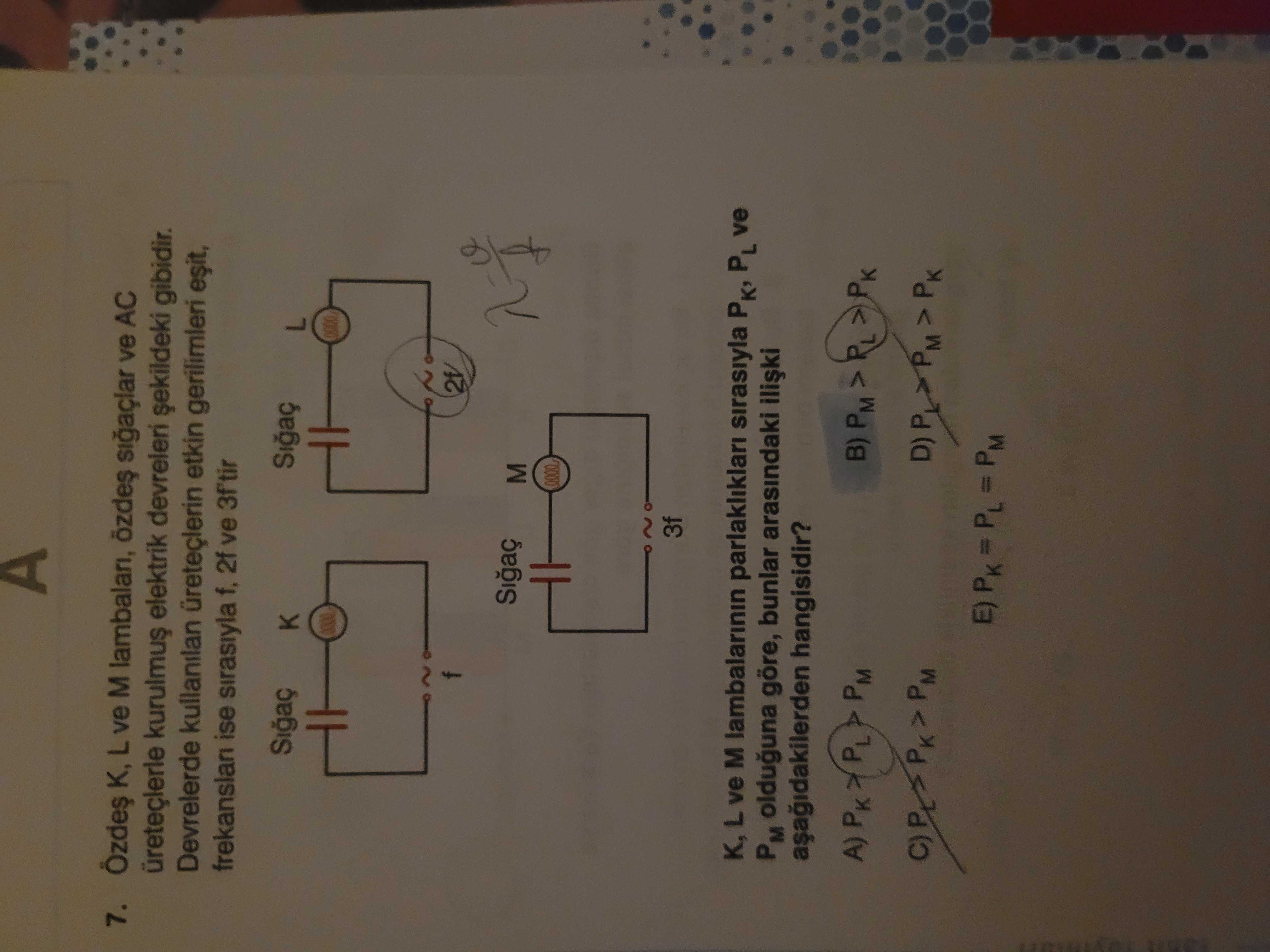 Özdeş K, L ve M lambaları, özdeş sığaçlar ve AC üreteçlerle kurulmuş elektrik devreleri şekildeki