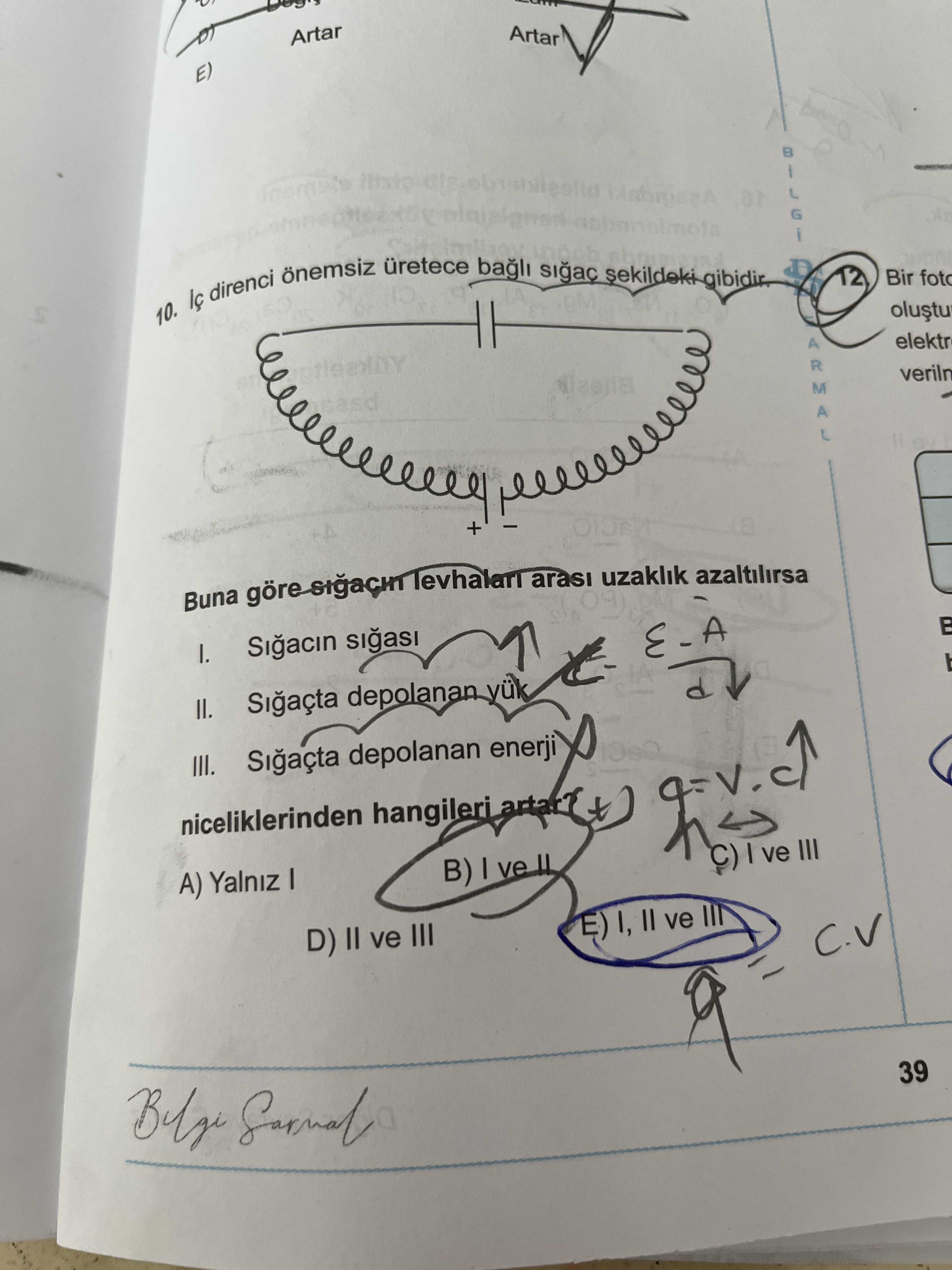 İç direnci önemsiz üretece bağlı sığaç şekildeki gibidir. Buna göre sığacın levhaları arası uzaklık