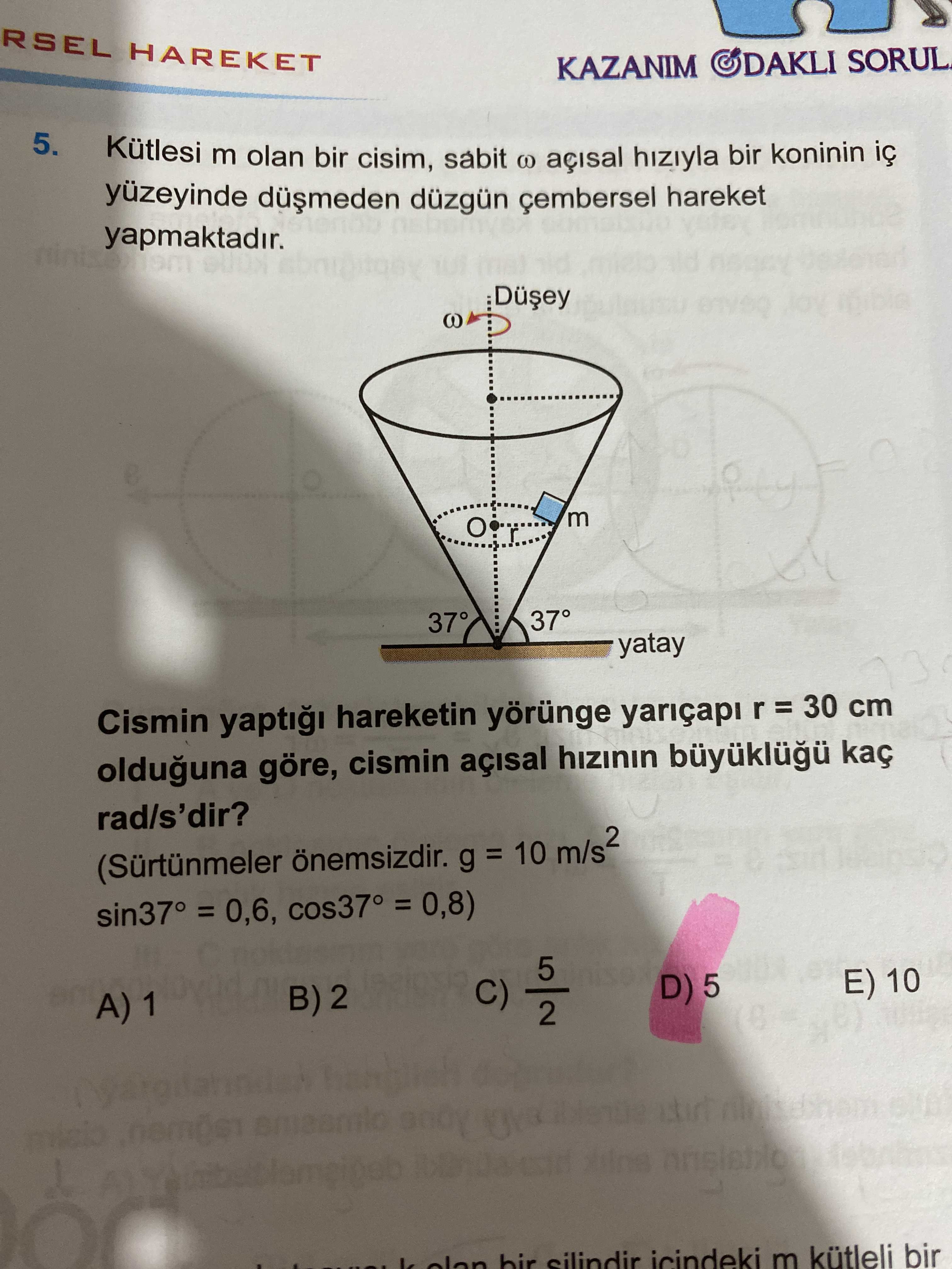 Kütlesi m olan bir cisim, sabit ω açısal hızıyla bir koninin iç yüzeyinde düşmeden düzgün çembersel