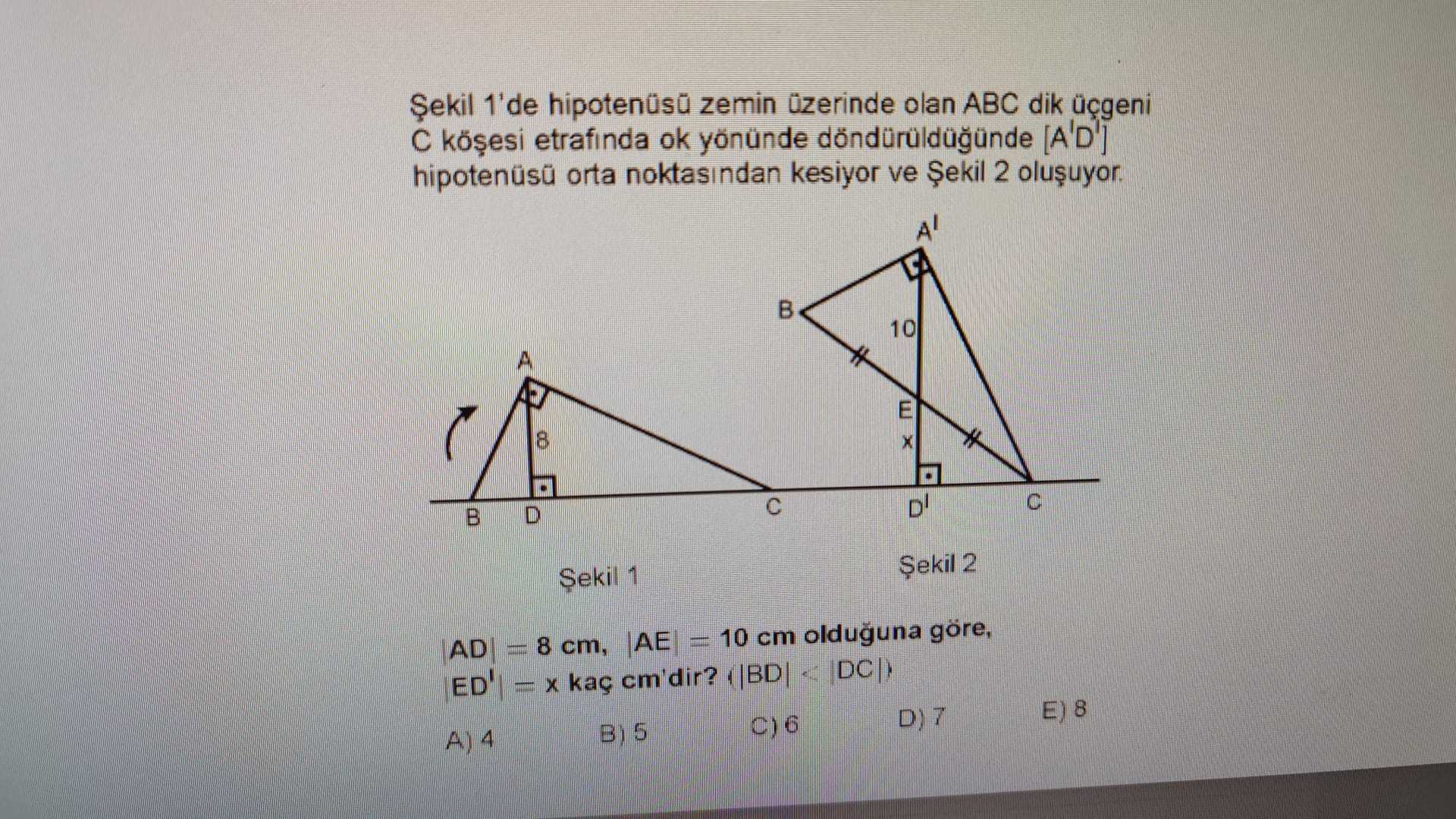 Şekil 1'de hipotenüsü zemin üzerinde olan ABC dik üçgeni C köşesi etrafında ok yönünde