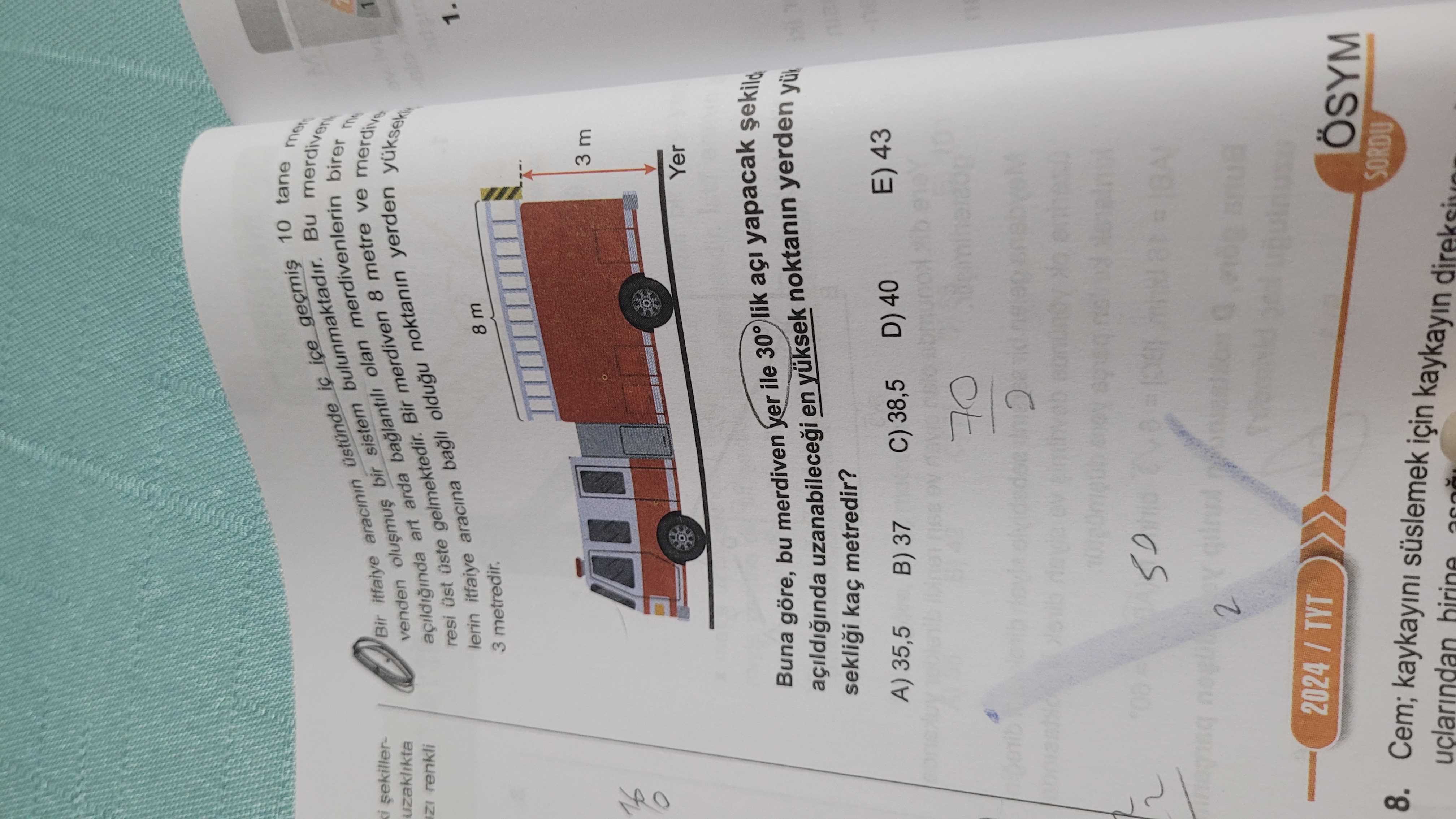 Bir itfaiye aracının üstünde iç içe geçmiş 10 tane merdiven bulunmaktadır. Bu merdivenler birbirine