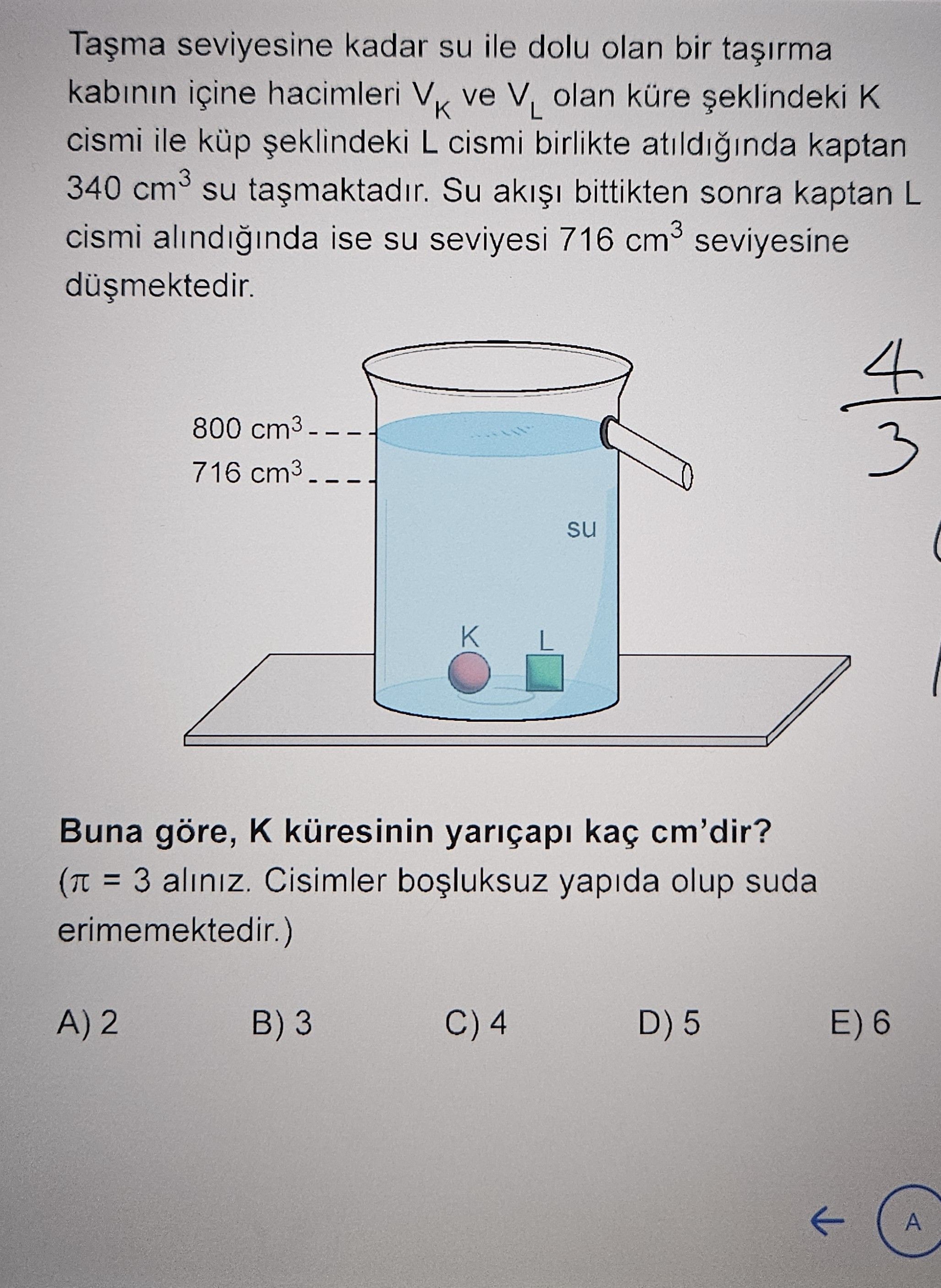 Taşma seviyesine kadar su ile dolu olan bir taşırma kabının içine hacimleri V_K ve V_L olan küre