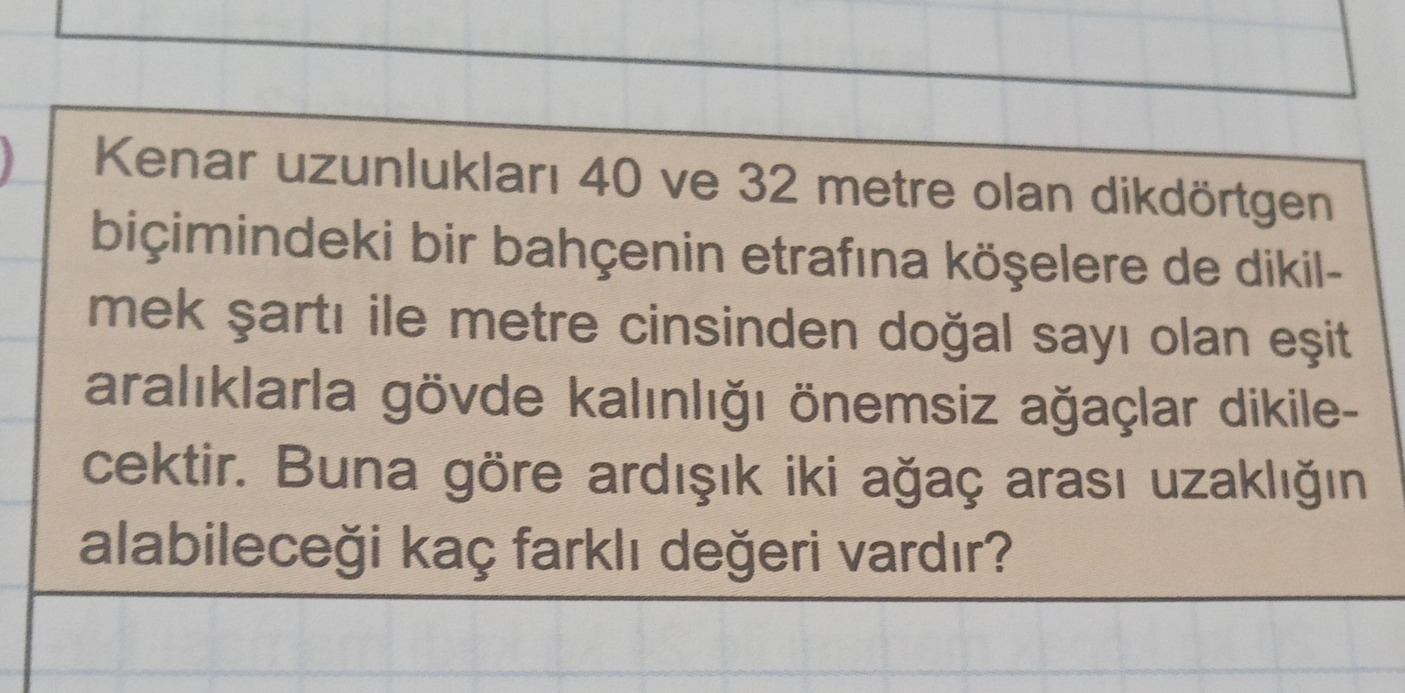 Kenar uzunlukları 40 ve 32 metre olan dikdörtgen biçimindeki bir bahçenin etrafına köşelere de