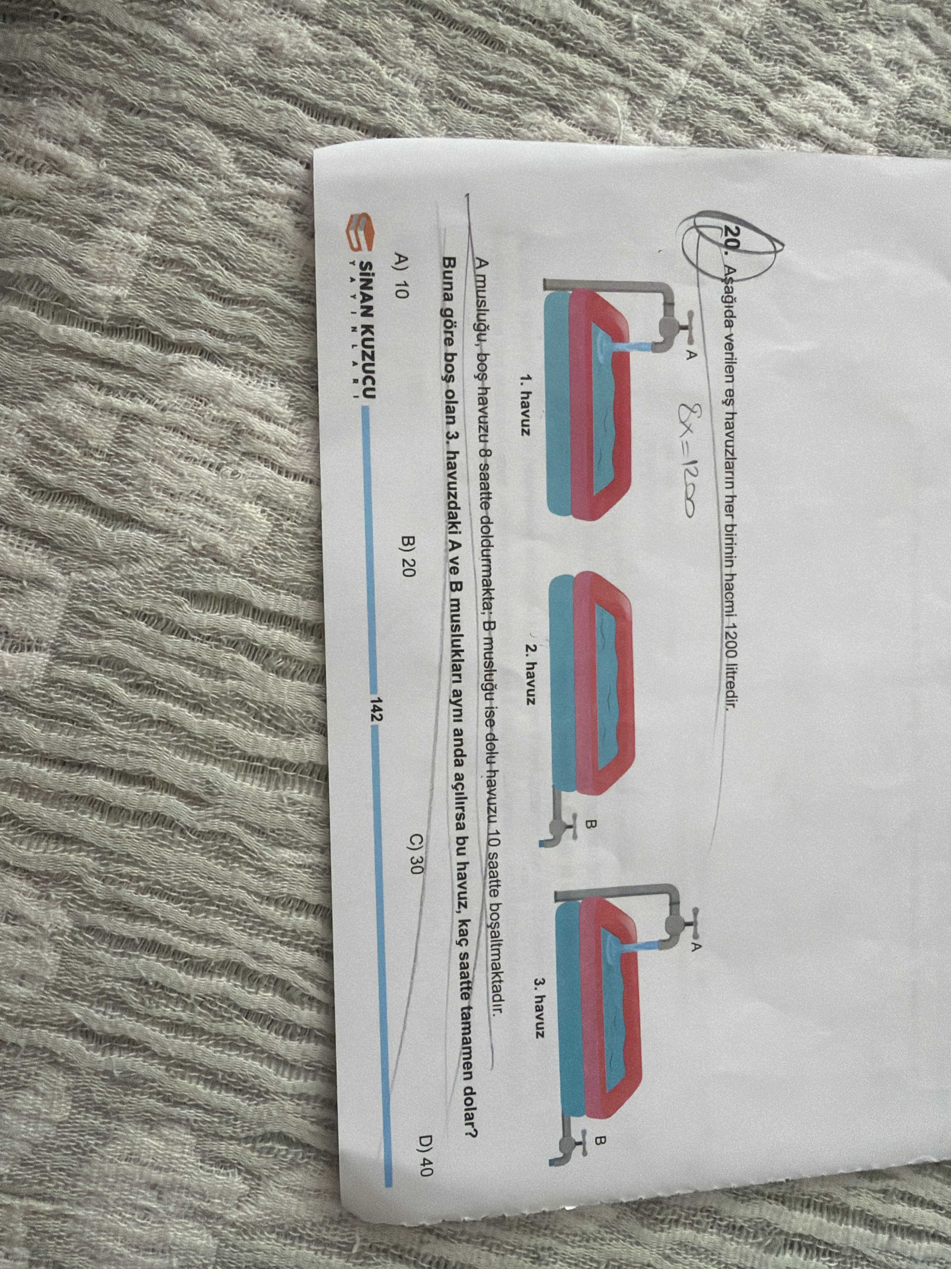 Aşağıda verilen eş havuzların her birinin hacmi 1200 litredir. A musluğu, boş havuzu 8 saatte