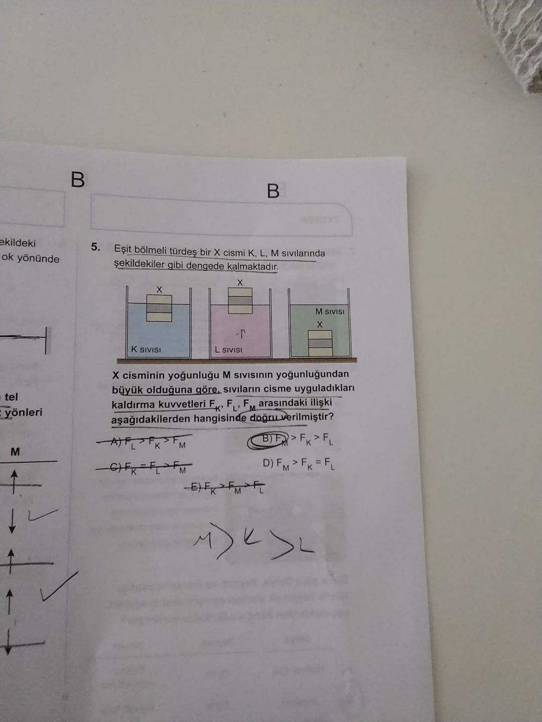 Eşit bölmeli türdeş bir X cismi K, L, M sıvılarında şekildekiler gibi dengede kalmaktadır. X