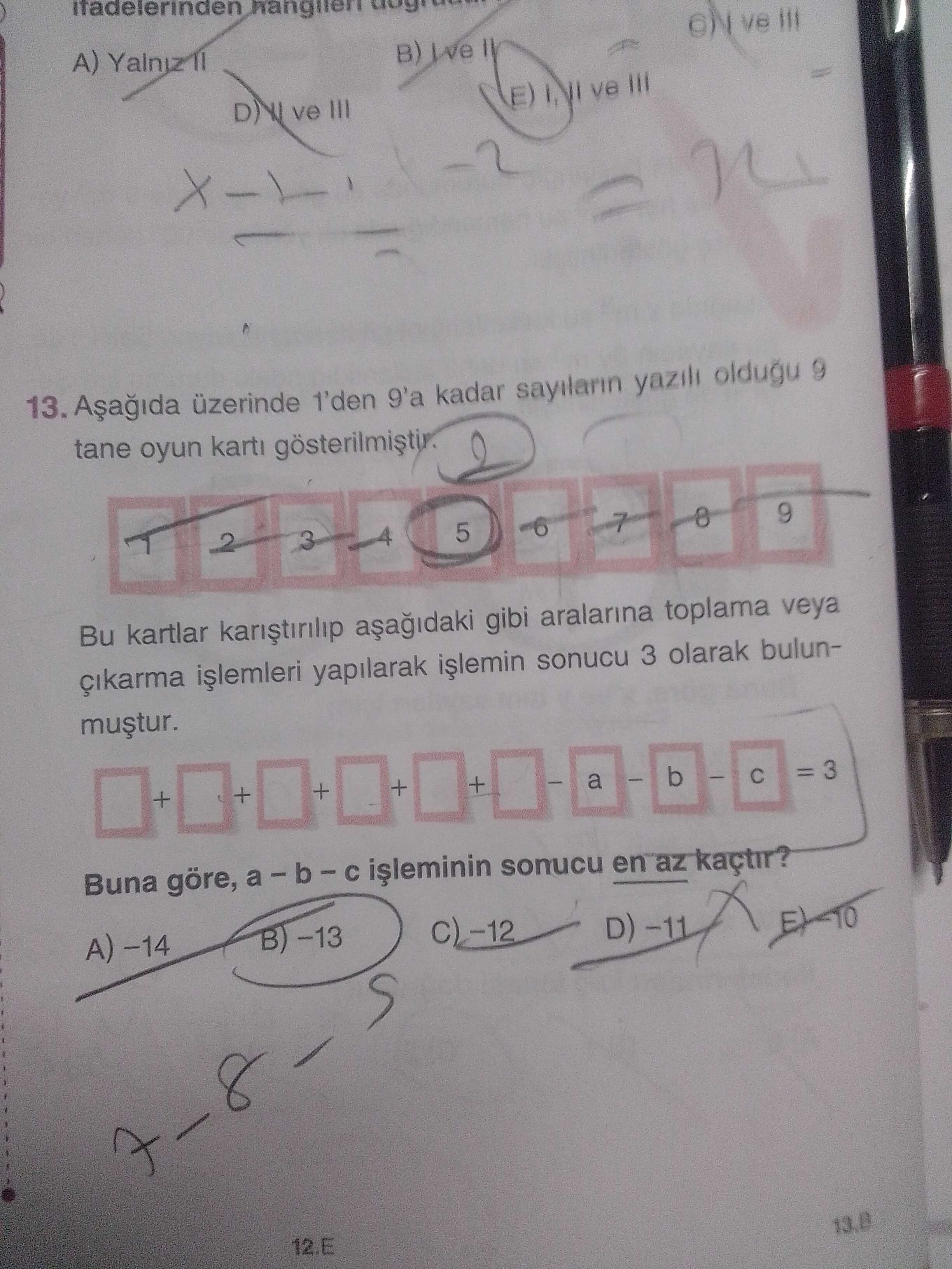 Aşağıda üzerinde 1'den 9'a kadar sayıların yazılı olduğu 9 tane oyun kartı gösterilmiştir. 1 2 3 4 5