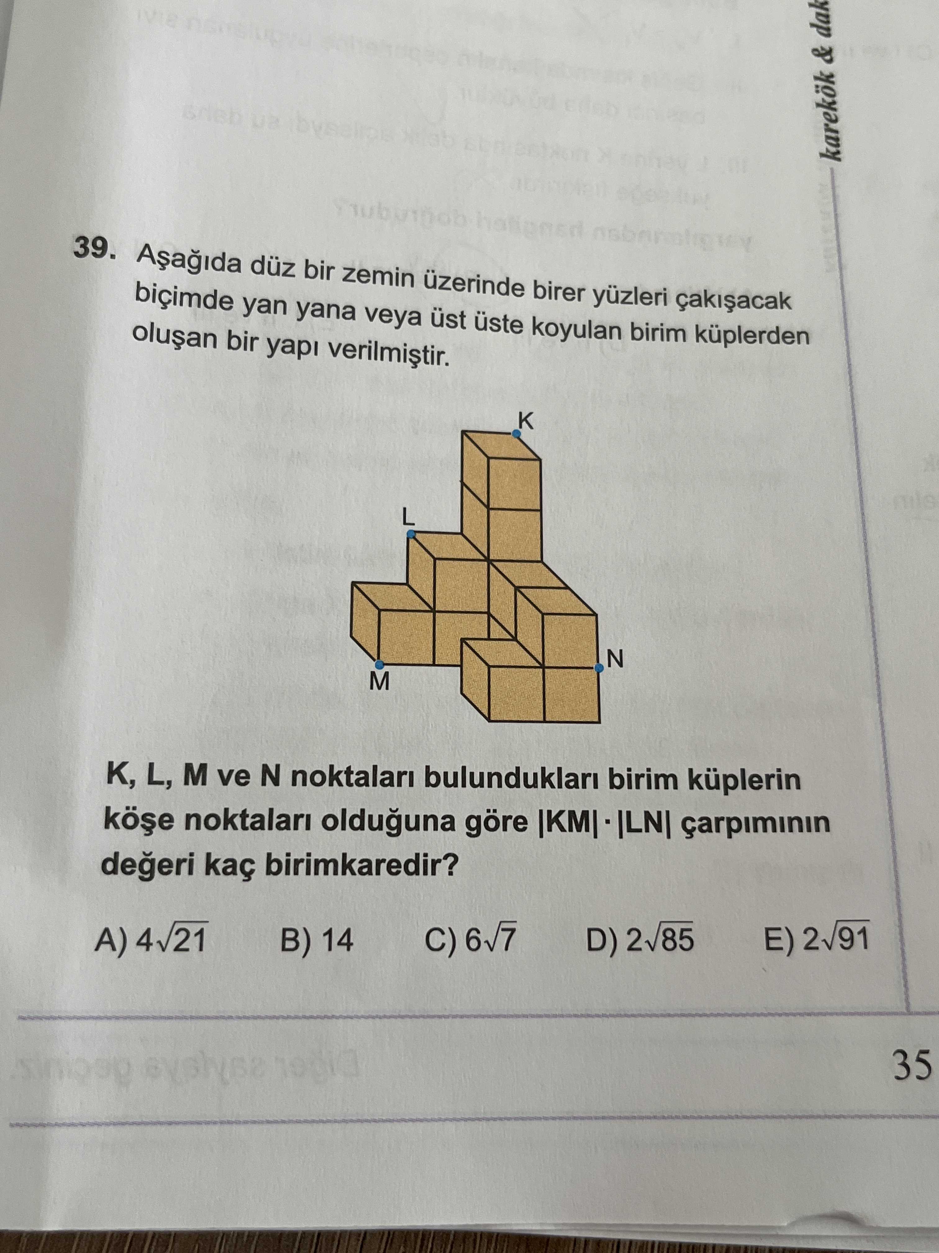 Aşağıda düz bir zemin üzerinde birer yüzleri çakışacak biçimde yan yana veya üst üste koyulan birim