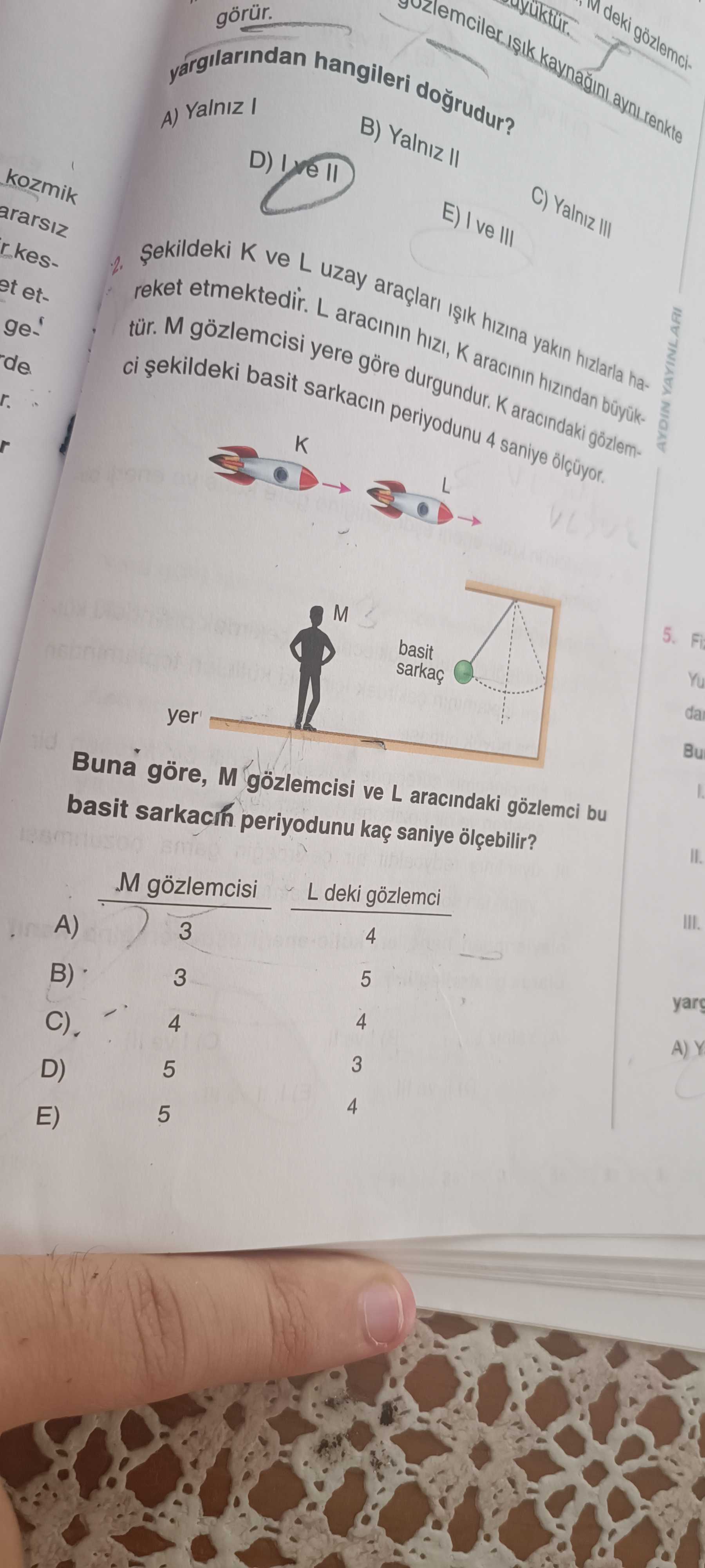 Şekildeki K ve L uzay araçları ışık hızına yakın hızlarla hareket etmektedir. L aracının hızı, K
