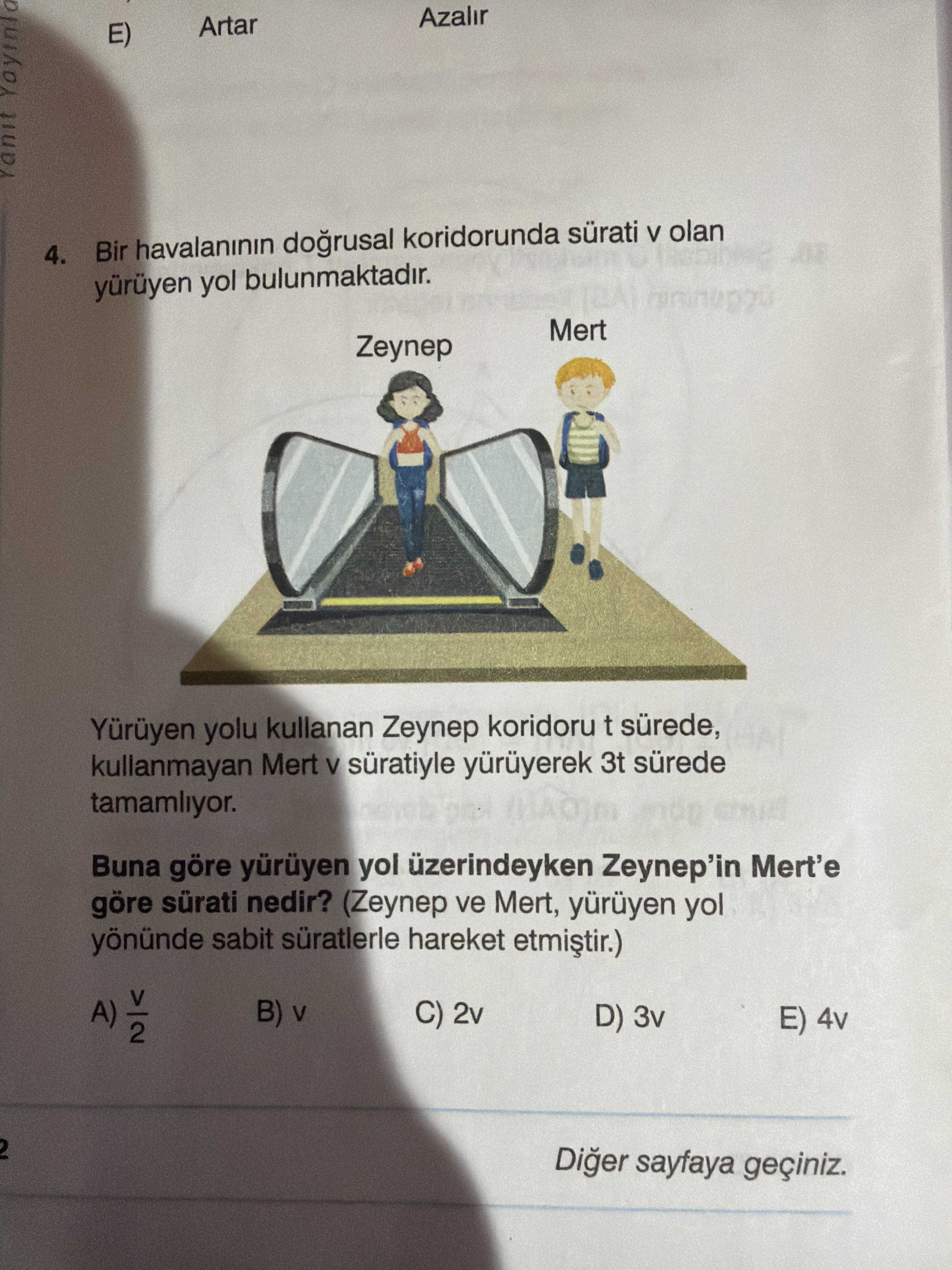 Bir havalanının doğrusal koridorunda sürati v olan yürüyen yol bulunmaktadır. Yürüyen yolu kullanan