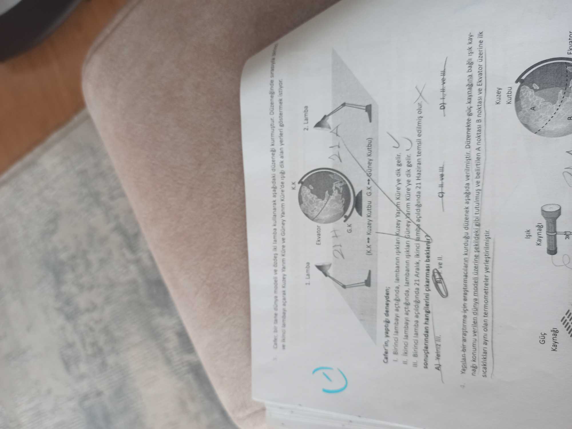 Cafer, bir tane dünya modeli ve düzey ışı lamba kullanarak aşağıdaki düzeneği kurmuştur. Düzeneğinde