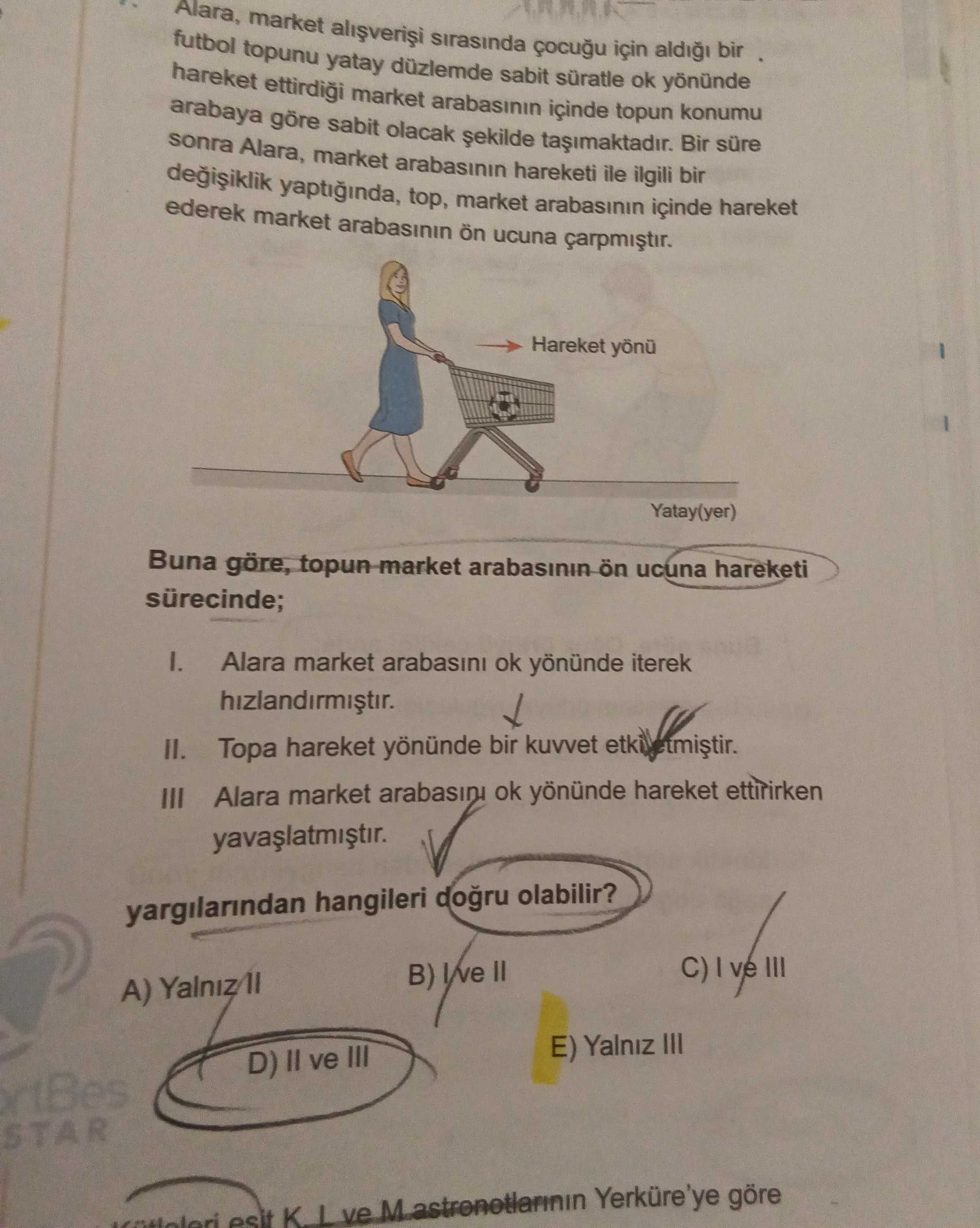 Alara, market alışverişi sırasında çocuğu için aldığı bir futbol topunu yatay düzlemde sabit süratle