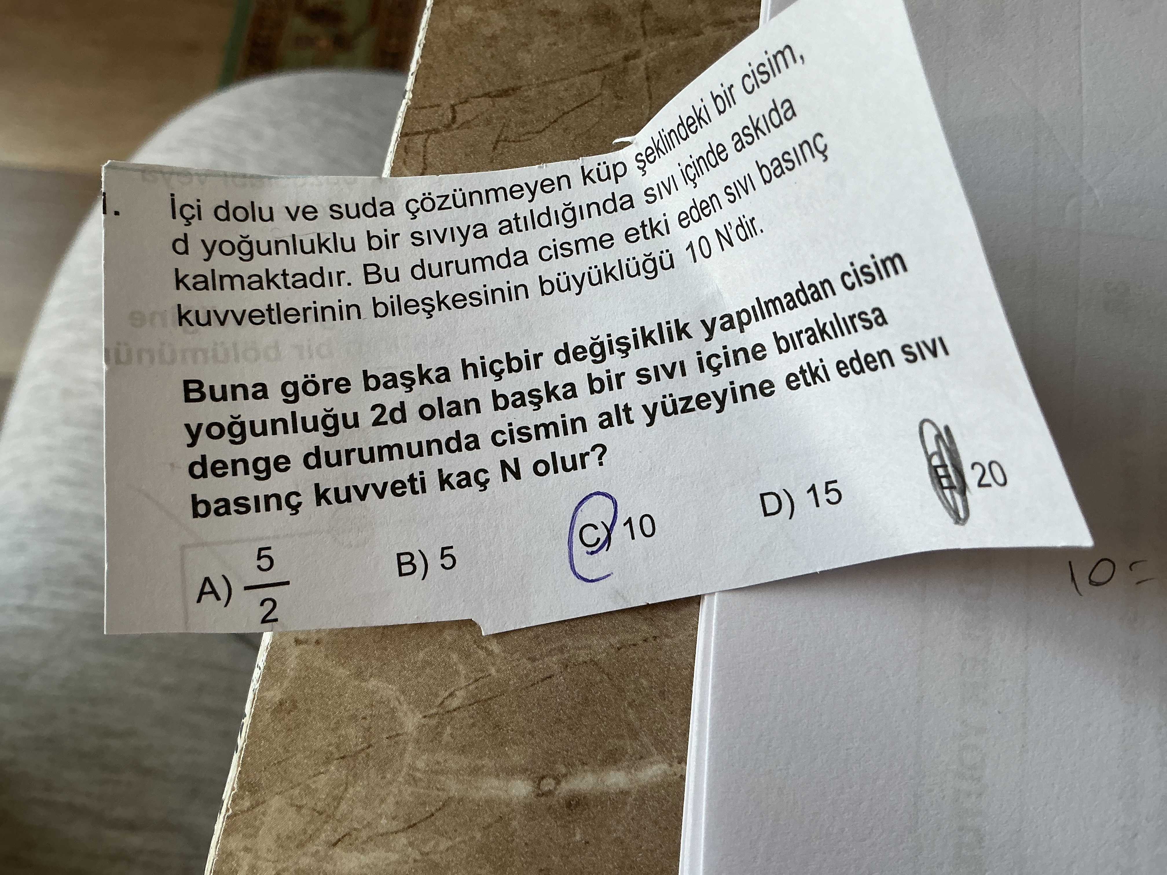 İçi dolu ve suda çözünmeyen küp şeklindeki bir cisim, d yoğunluklu bir sıvıya atıldığında sıvı