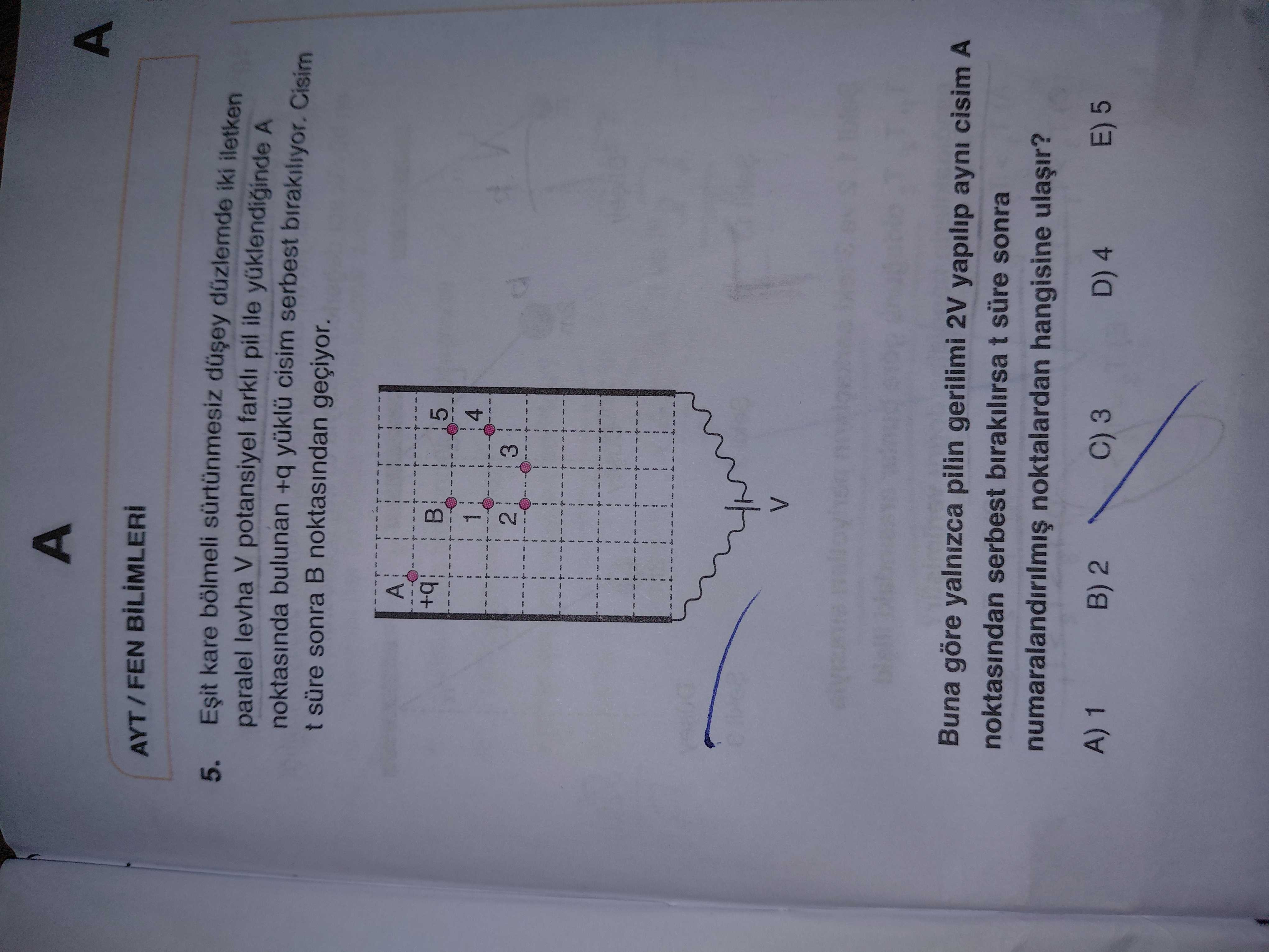Eşit kare bölmeli sürtünmesiz düşey düzlemde iki iletken paralel levha V potansiyel farklı pil ile