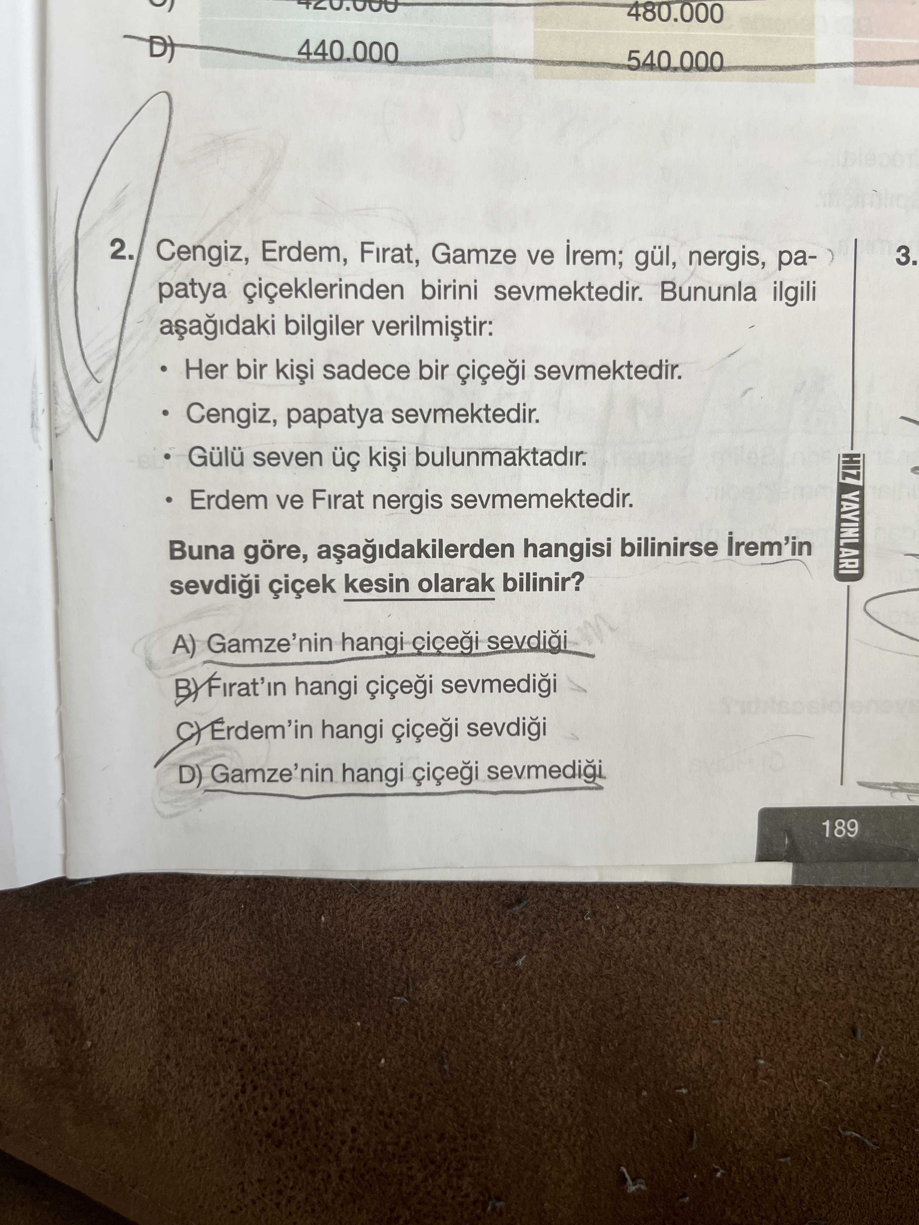 Cengiz, Erdem, Fırat, Gamze ve İrem; gül, nergis, papatya çiçeklerinden birini sevmektedir. Bununla