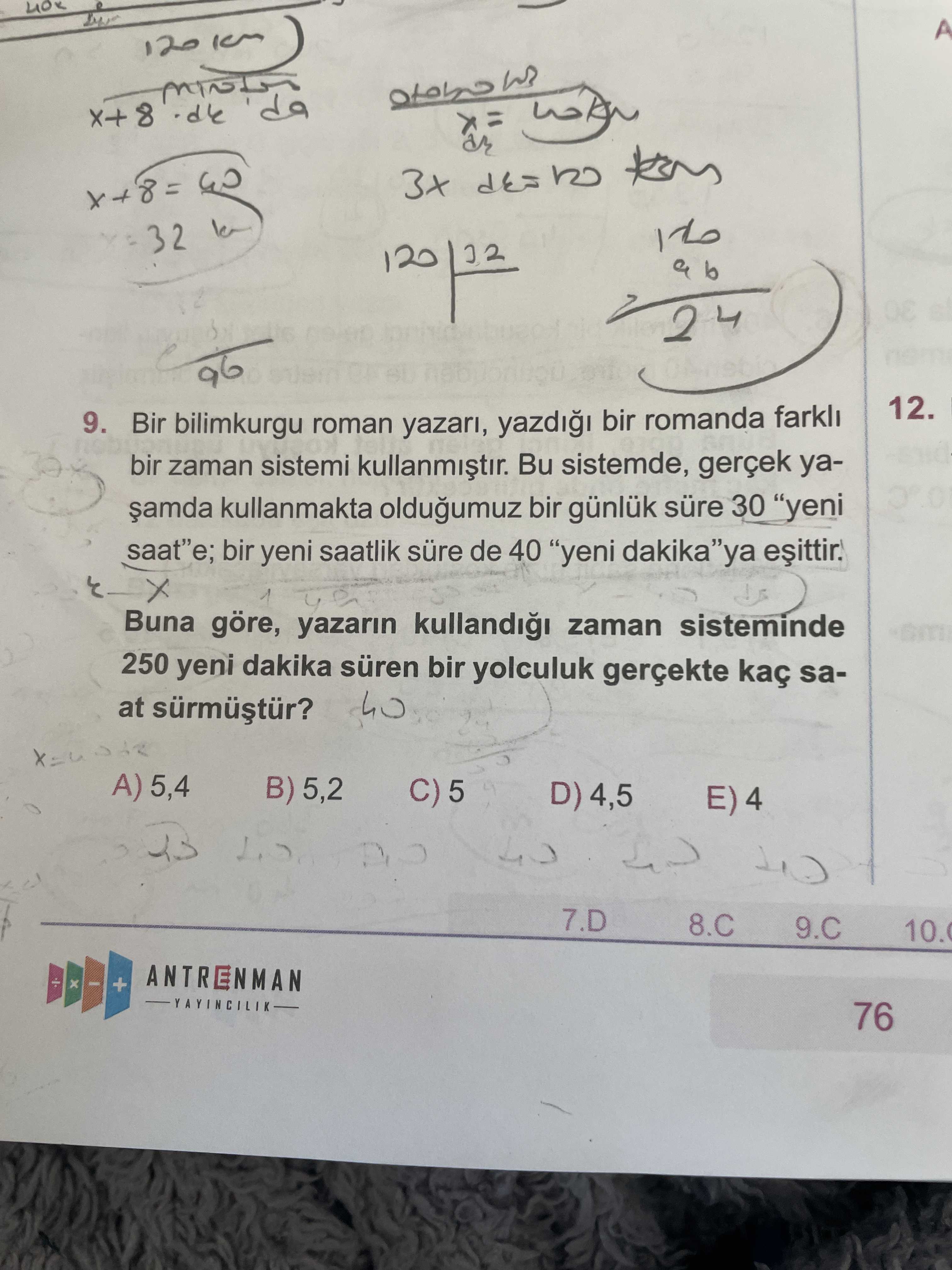 Bir bilimkurgu roman yazarı, yazdığı bir romanda farklı bir zaman sistemi kullanmıştır. Bu sistemde