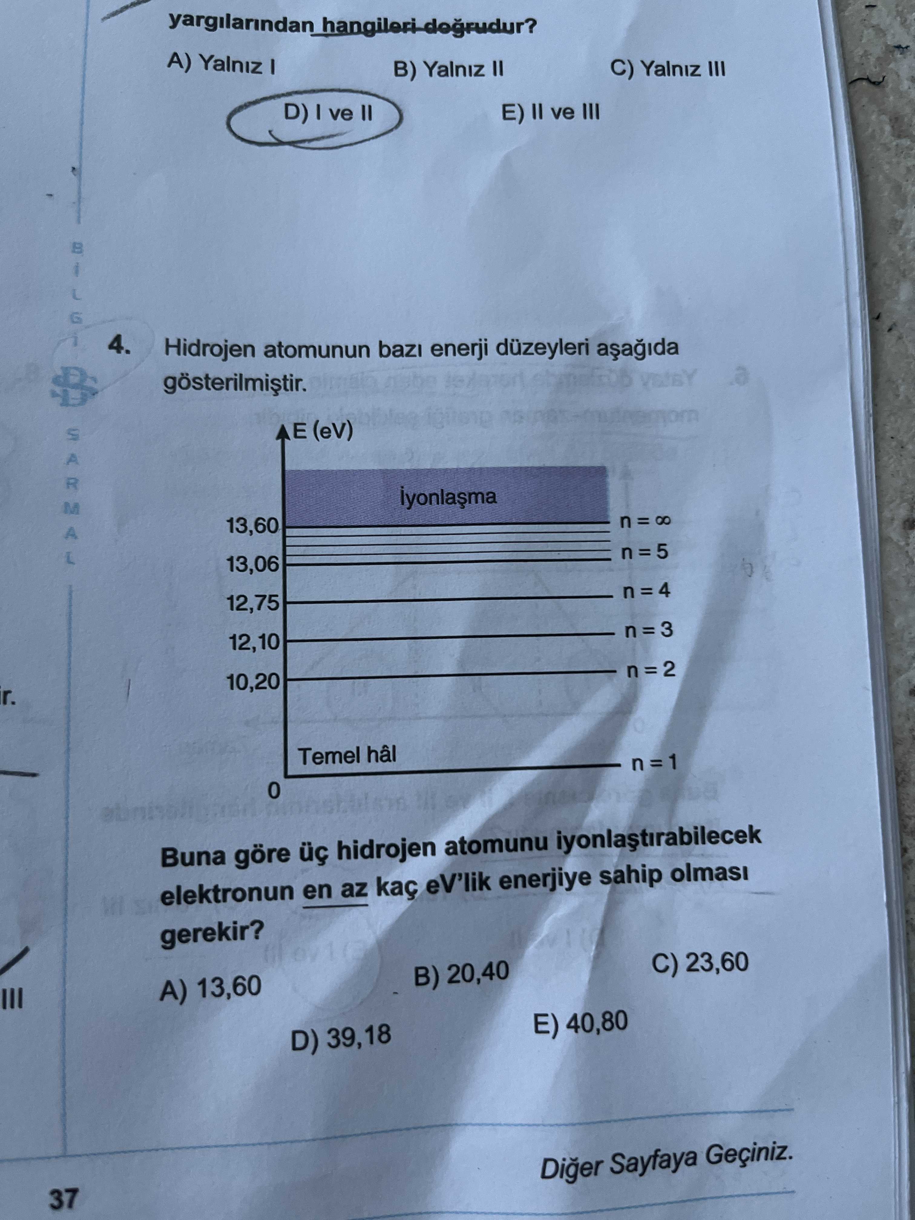 Hidrojen atomunun bazı enerji düzeyleri aşağıda gösterilmiştir. Buna göre üç hidrojen atomunu
