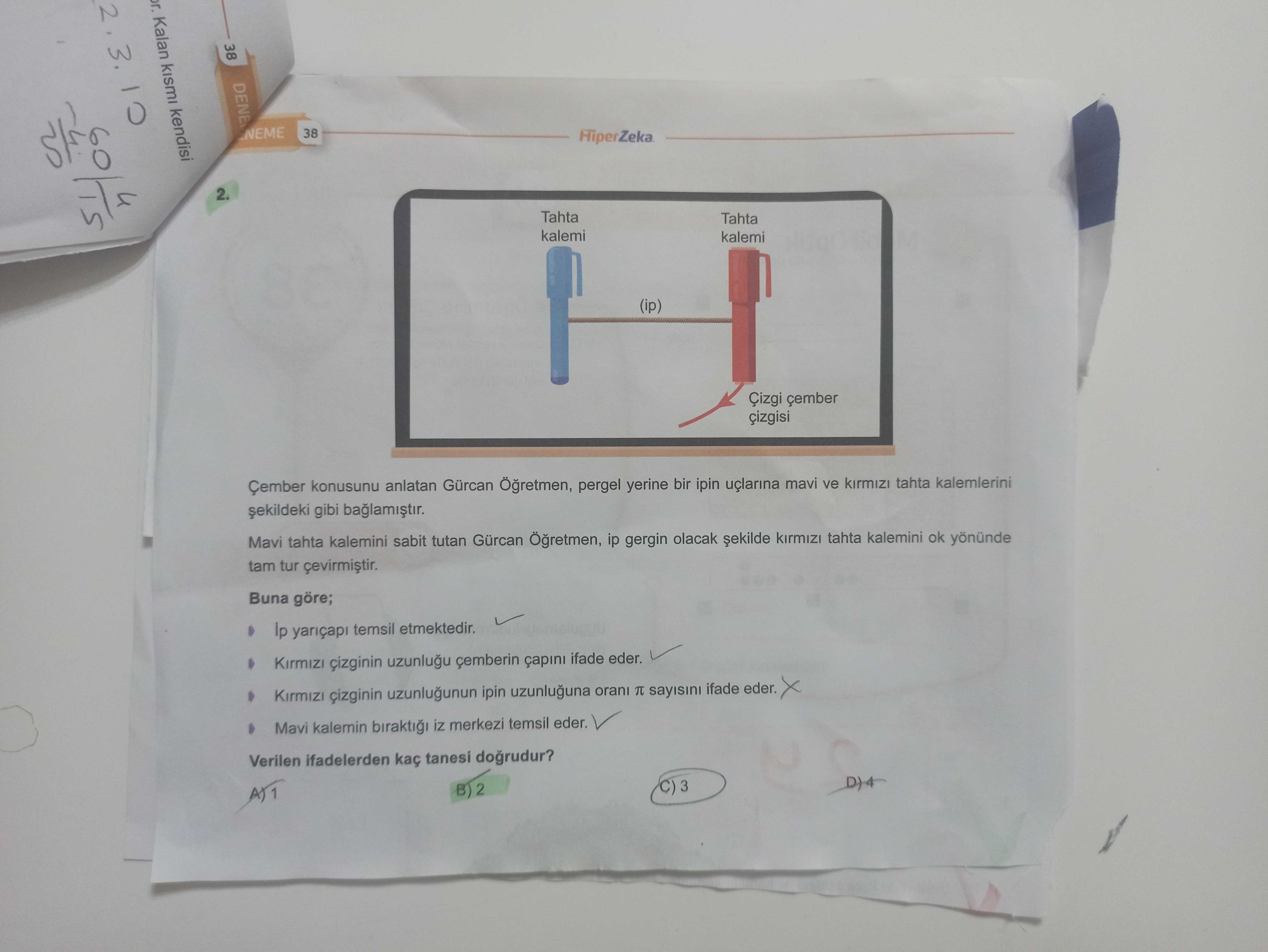 Çember konusunu anlatan Gürcan Öğretmen, pergel yerine bir ipin uçlarına mavi ve kırmızı tahta