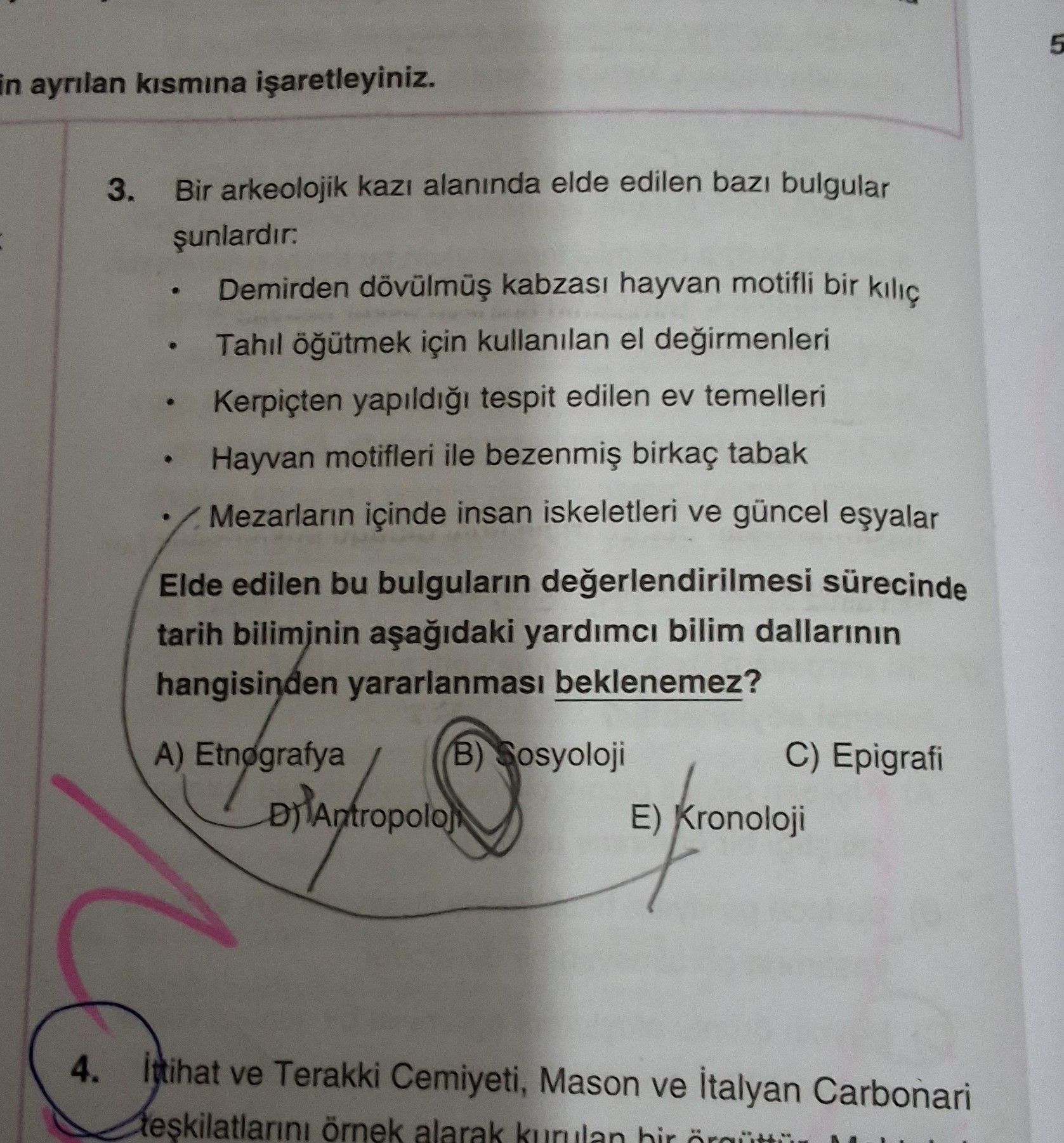 Bir arkeolojik kazı alanında elde edilen bazı bulgular şunlardır: • Demirden dövülmüş kabzası hayvan