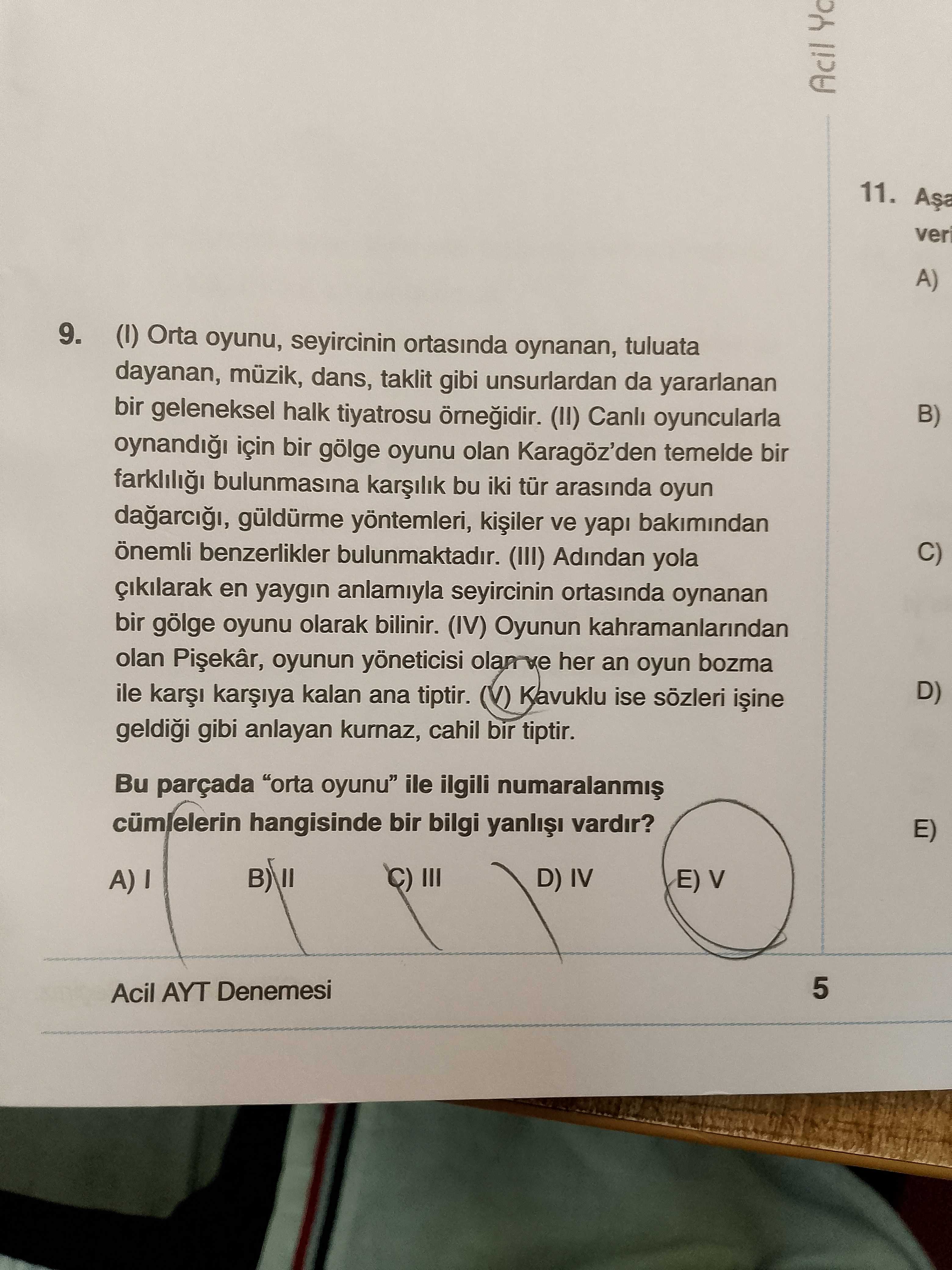 (I) Orta oyunu, seyircinin ortasında oynanan, tuluata dayanan, müzik, dans, taklit gibi unsurlardan