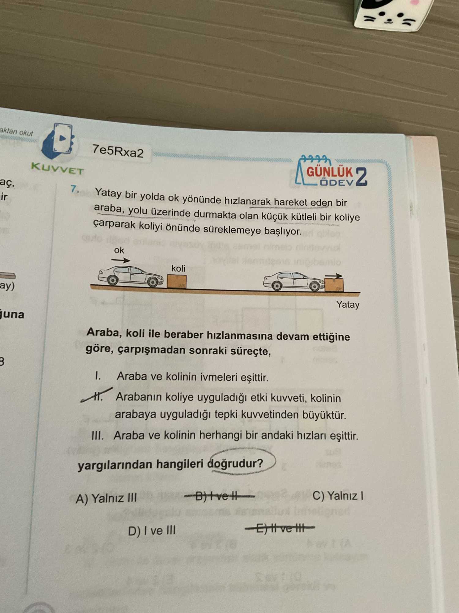 Yatay bir yolda ok yönünde hızlanarak hareket eden bir araba, yolu üzerinde durmakta olan küçük