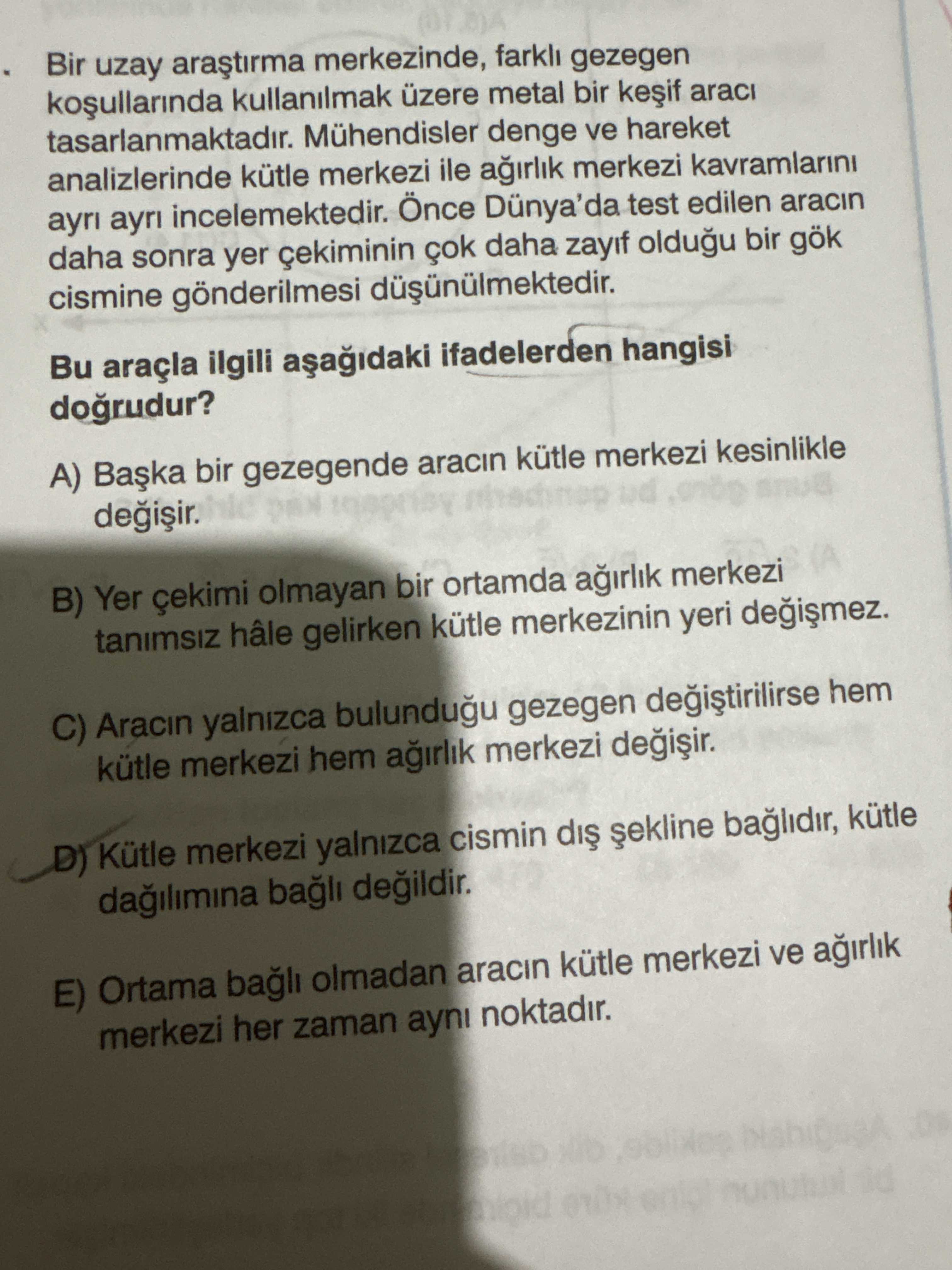 Bir uzay araştırma merkezinde, farklı gezegen koşullarında kullanılmak üzere metal bir keşif aracı